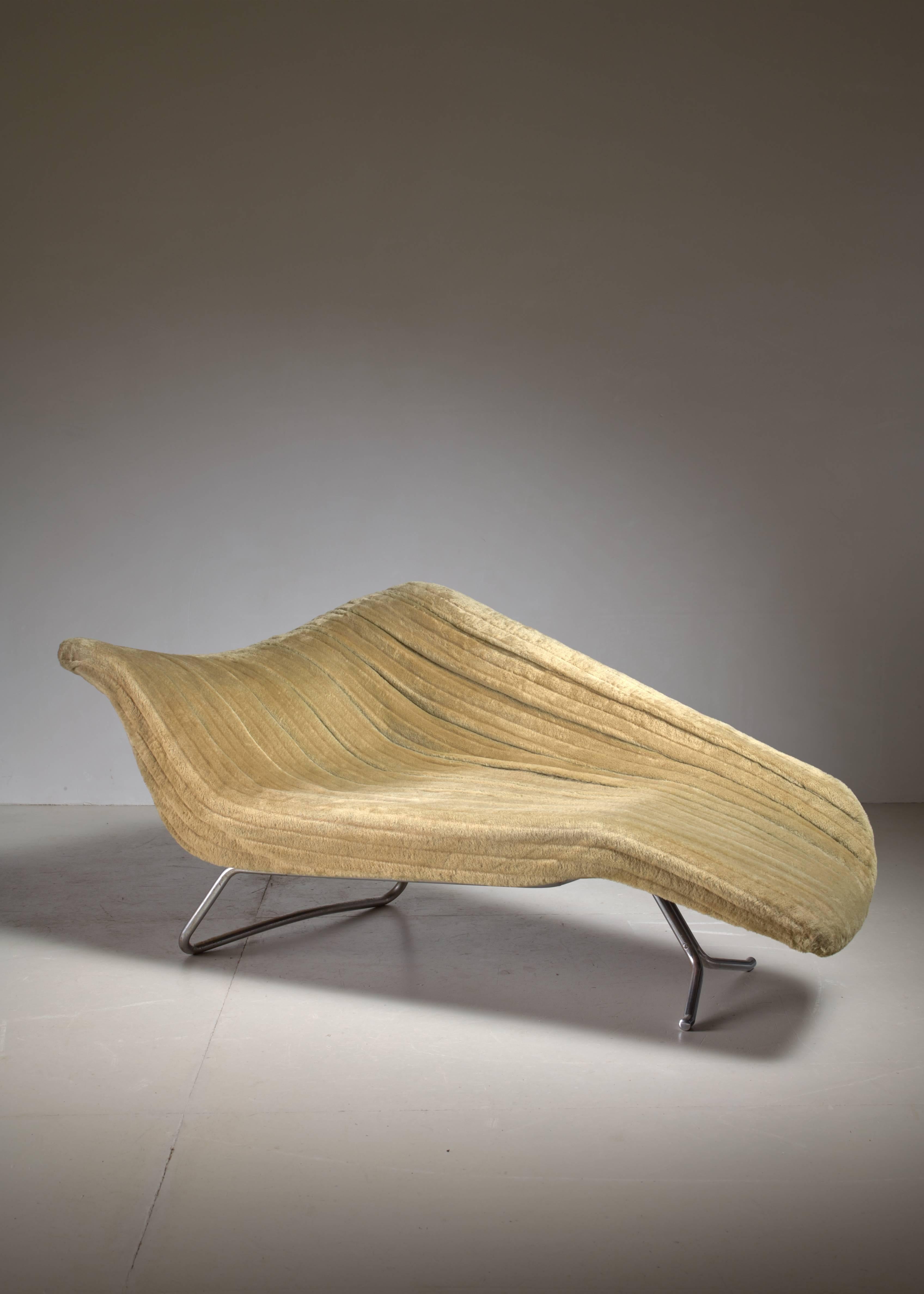 A rare sculptural chaise longue from the 1950s by Danish designer Hans Hartl for Eugen Schmid. The chair is made of a tubular chrome frame with an olive green velour upholstery. Both the frame and fabric are in a good vintage condition, but the foam