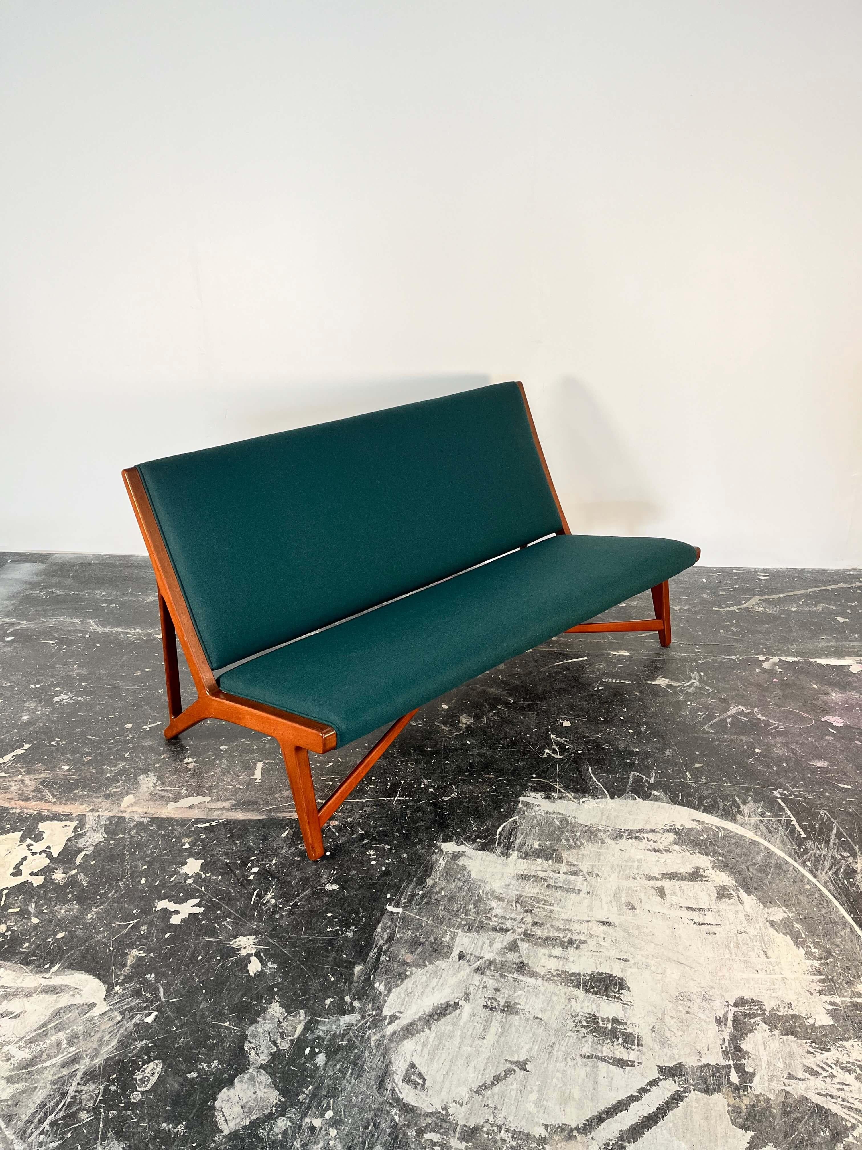Wir freuen uns, Ihnen diese wunderschöne, seltene Hans J. Wegner Couch für Johannes Hansen, Modell JH 555, mit schräg gepolstertem Sitz und Rückenlehne, auf einem Teakholzsockel, in neuer, sattgrüner Wolle zu präsentieren. Herstellerstempel mit