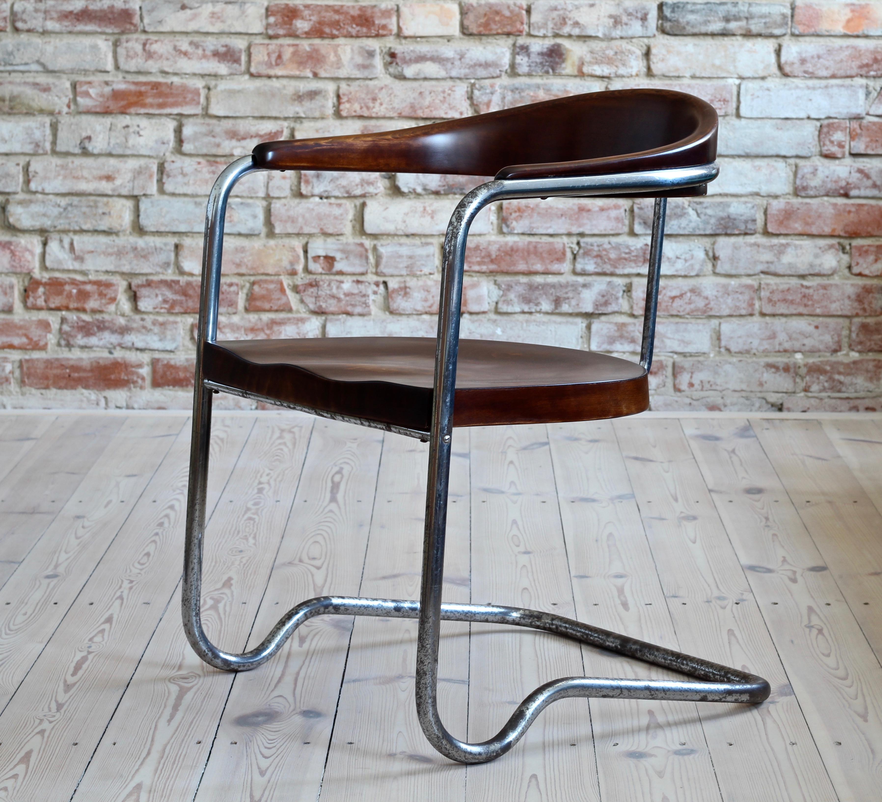 This beautiful cantilever cabinet chair was most probably designed by Hans & Wassili Luckhardt brothers, circa 1930s. The wooden elements have been refreshed and are in excellent condition. The tubular chrome steel frame remains in its original