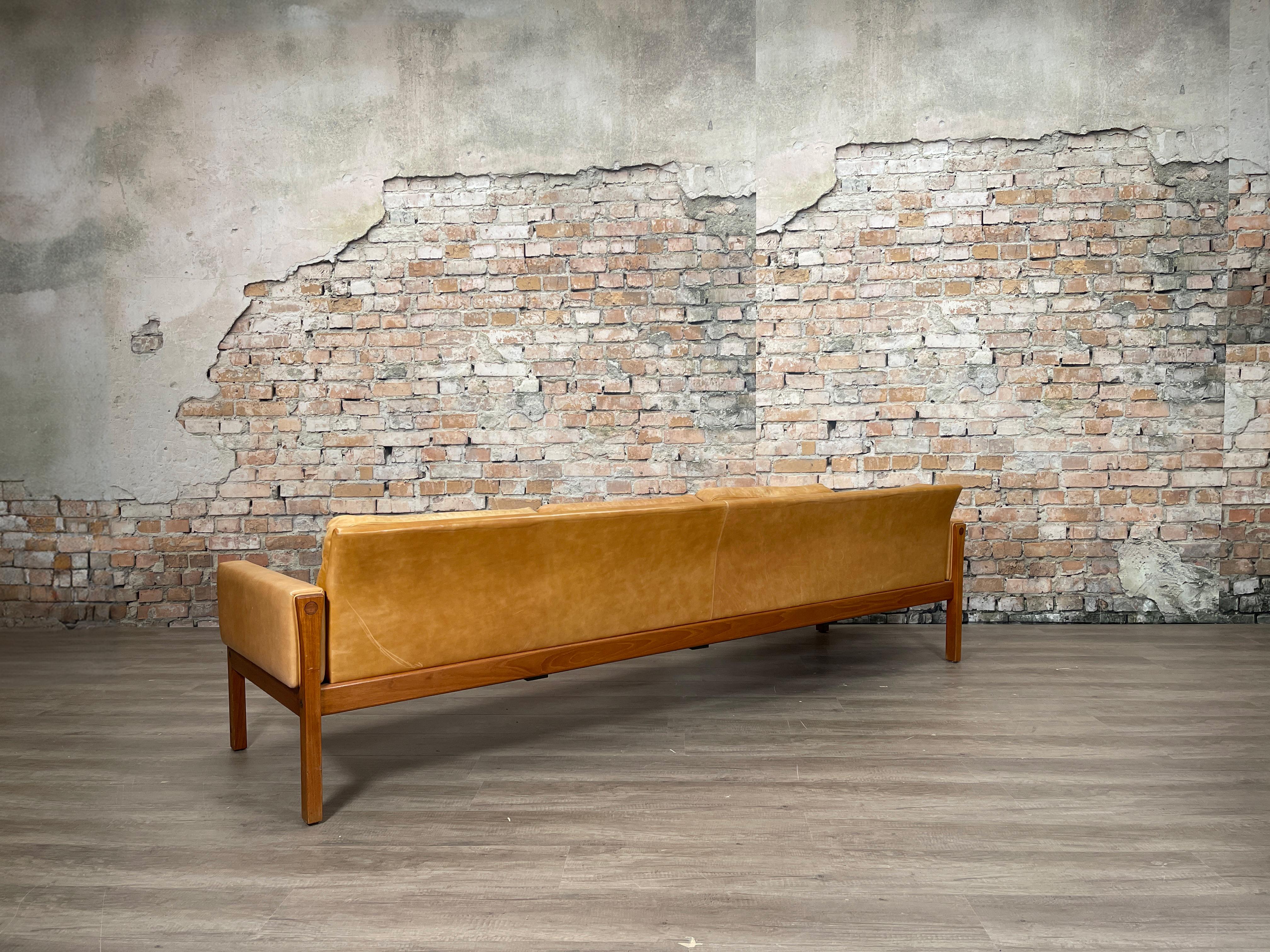 Seltenes Hans Wegner AP62 / 4 Sofa von AP Stolen aus Palisanderholz und Leder im Angebot 1