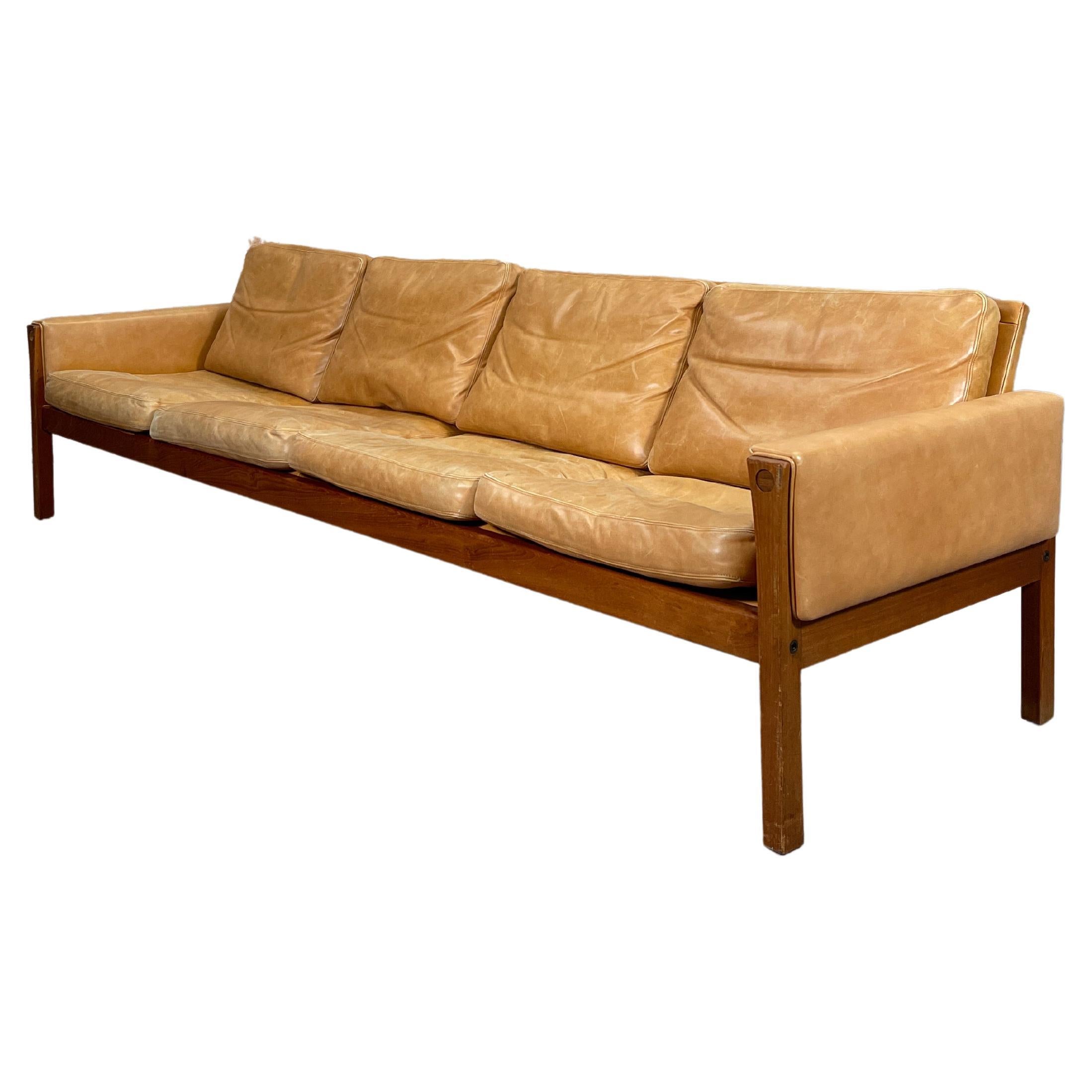 Seltenes Hans Wegner AP62 / 4 Sofa von AP Stolen aus Palisanderholz und Leder im Angebot