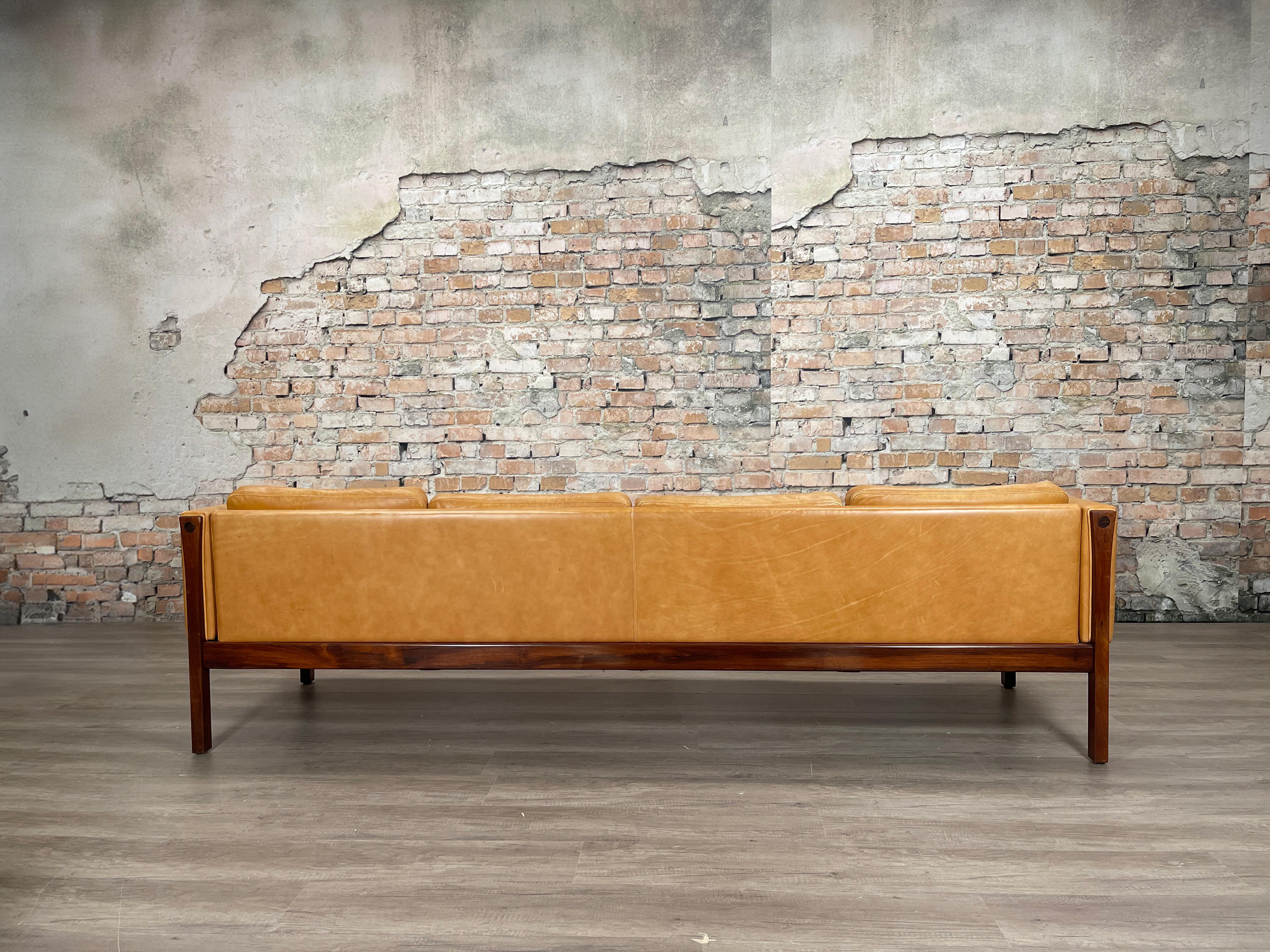 Seltenes Hans Wegner AP63 / 4 Sofa von AP Stolen aus Palisanderholz und Leder im Zustand „Relativ gut“ im Angebot in GRONINGEN, NL