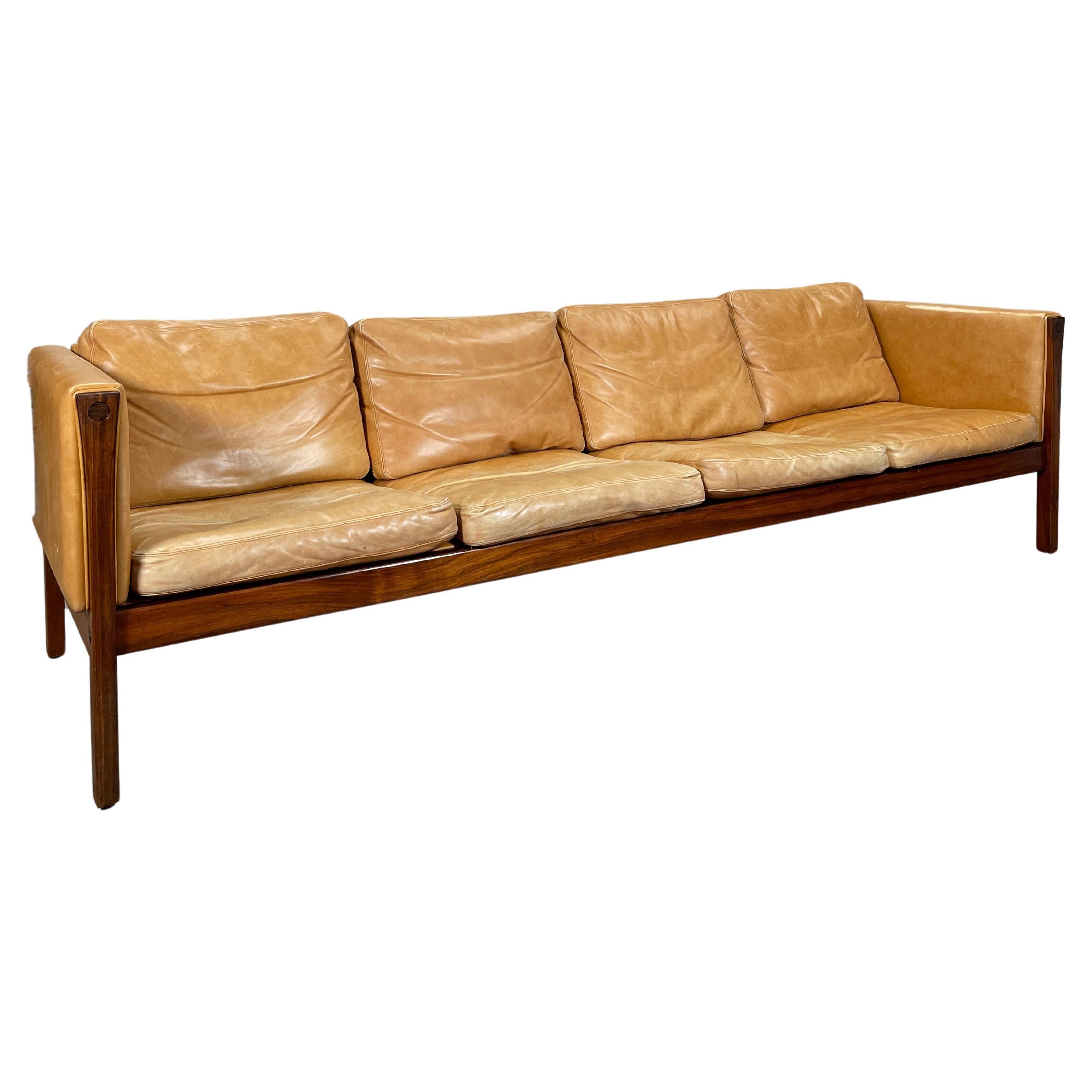 Seltenes Hans Wegner AP63 / 4 Sofa von AP Stolen aus Palisanderholz und Leder im Angebot