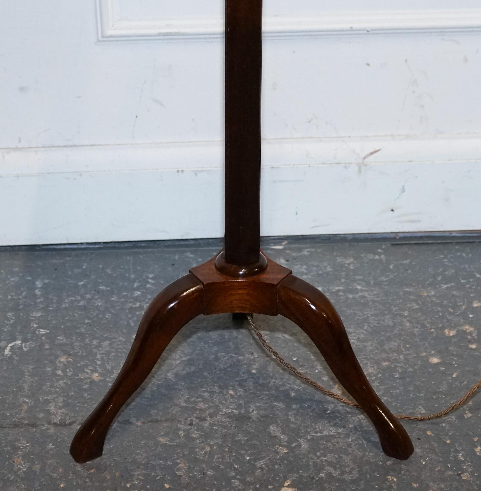 British RARE HARRODS LONDON ENGLISH READING LAMP STAND SIDE TABLE WiTH LAMP For Sale