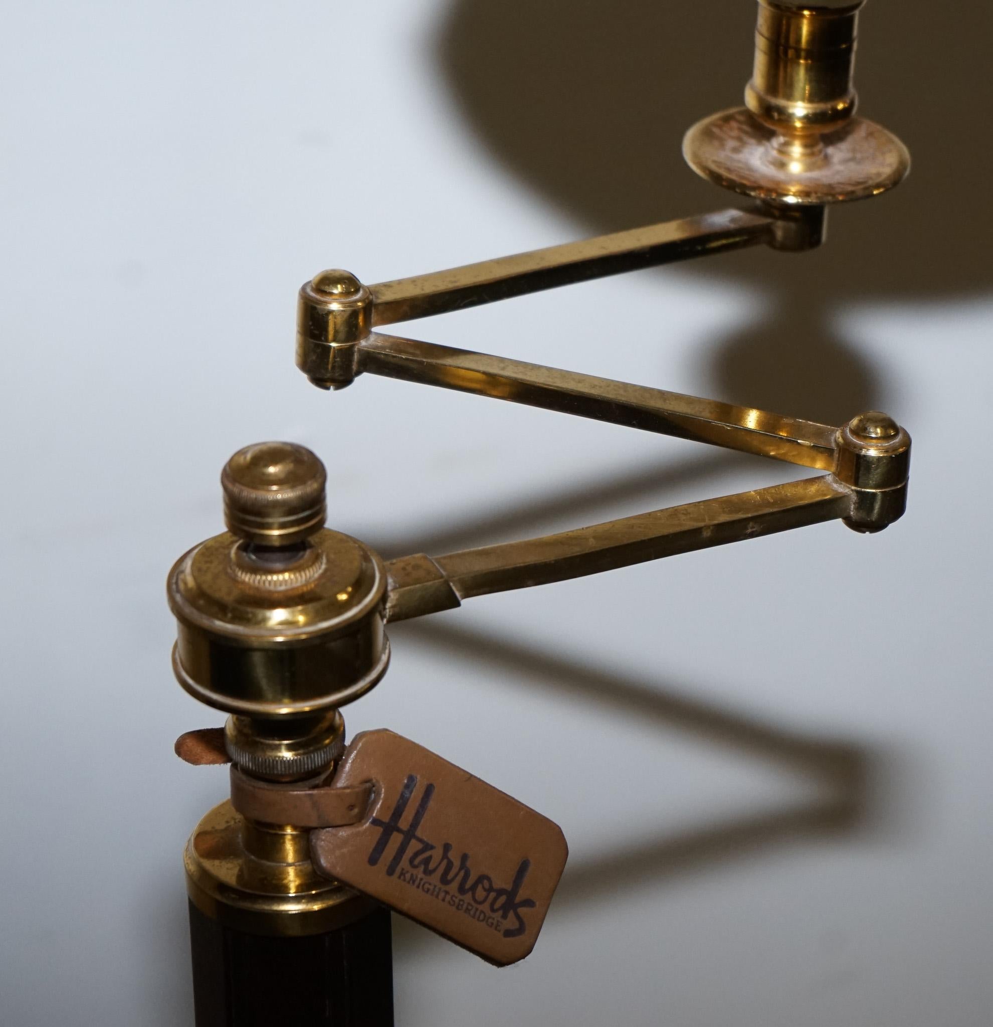 RARE HARRODS LONDON ENGLISH READING LAMP STAND SIDE TABLE WiTH LAMP In Good Condition For Sale In Pulborough, GB