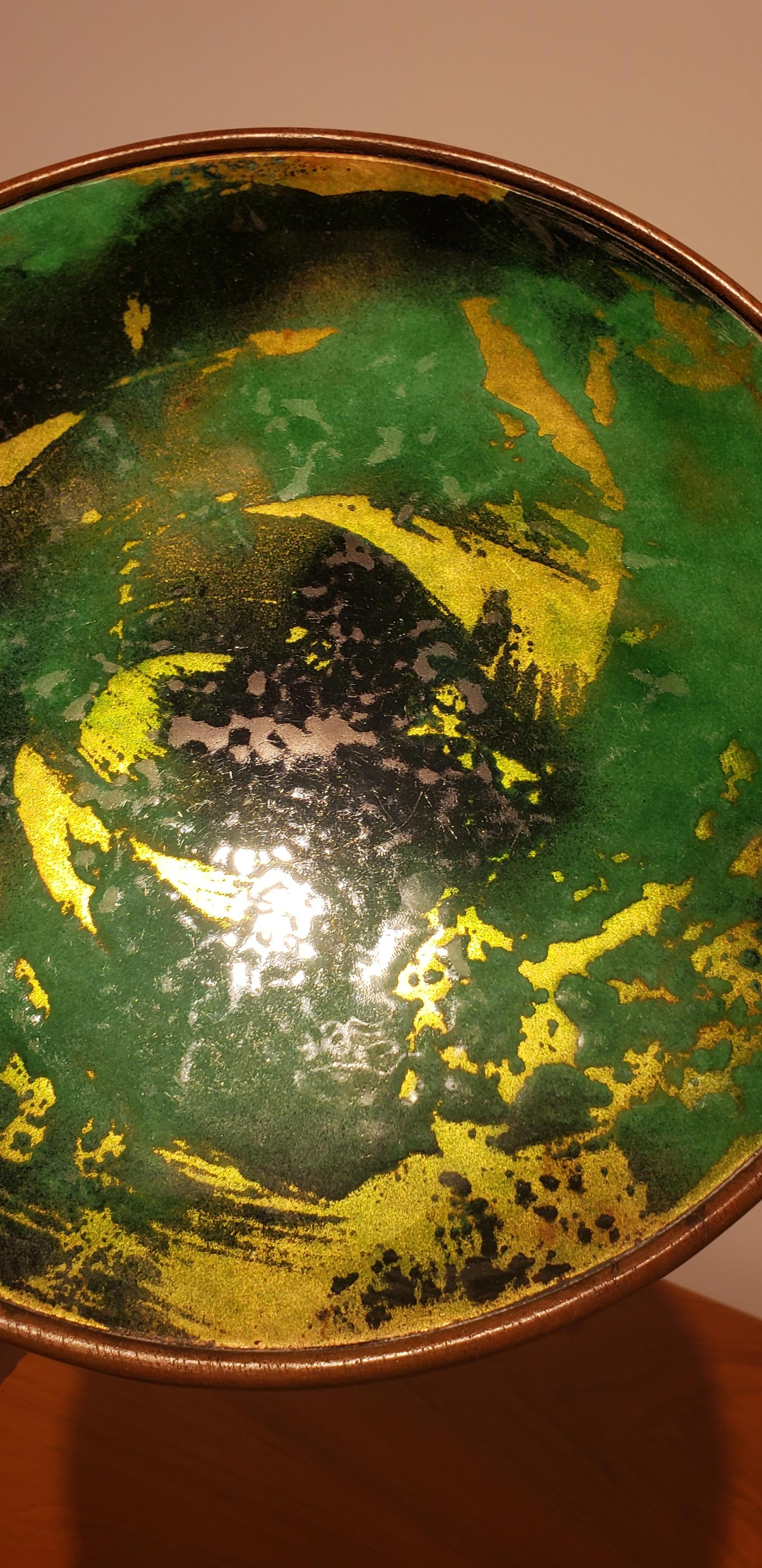 Table d'appoint incroyablement rare et peu commune de Harvey Probber.  Il s'agit d'un exemple rare d'une table à trois pieds très attrayante avec un fantastique plateau en cuivre émaillé.  Les pattes en forme de balancier sont assurément très