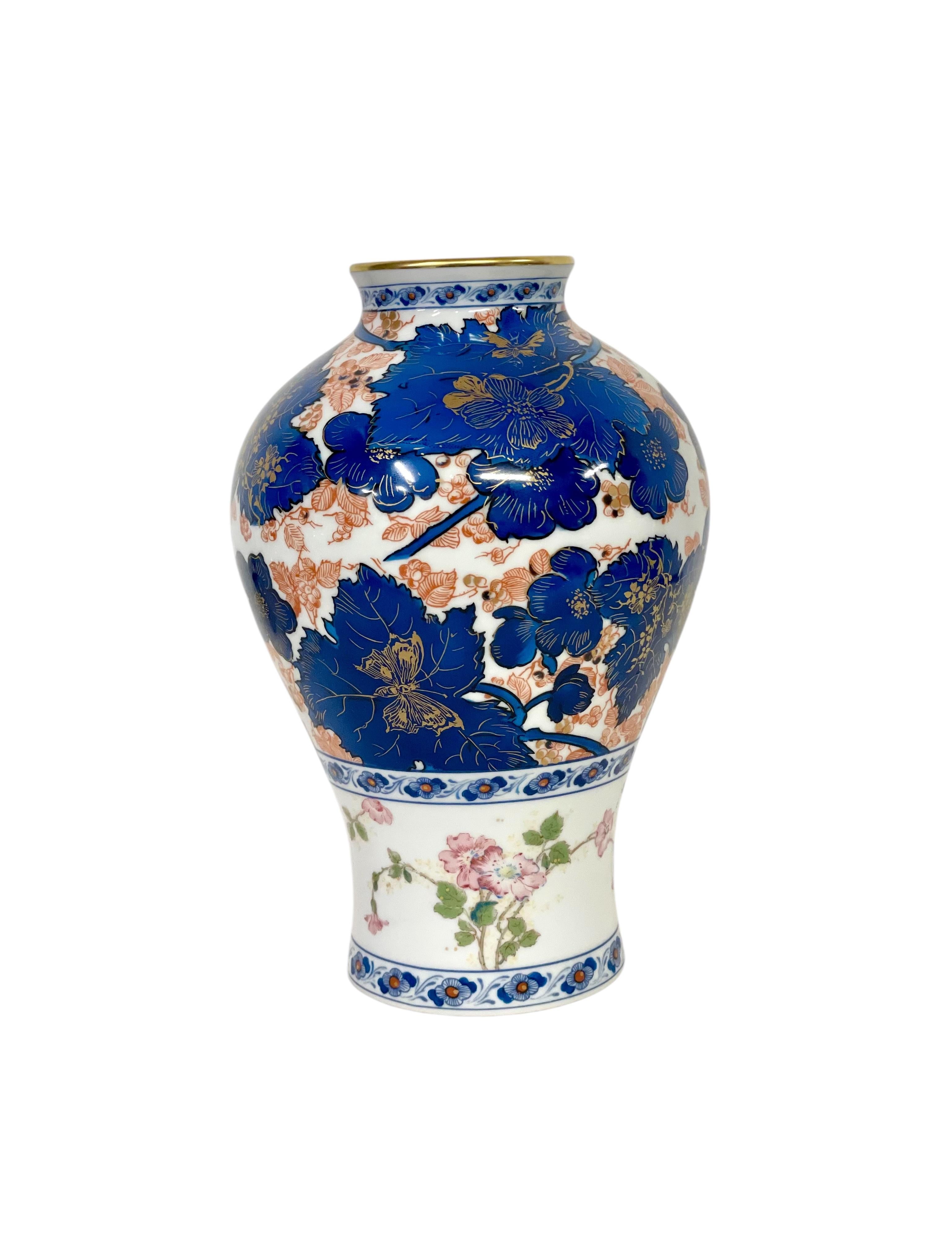 Questo elegante vaso a balaustro, realizzato dalla rinomata manifattura di porcellane Haviland di Limoges, è un esempio straordinario di arte decorativa francese. Realizzato in porcellana pregiata, il vaso presenta una squisita decorazione stampata