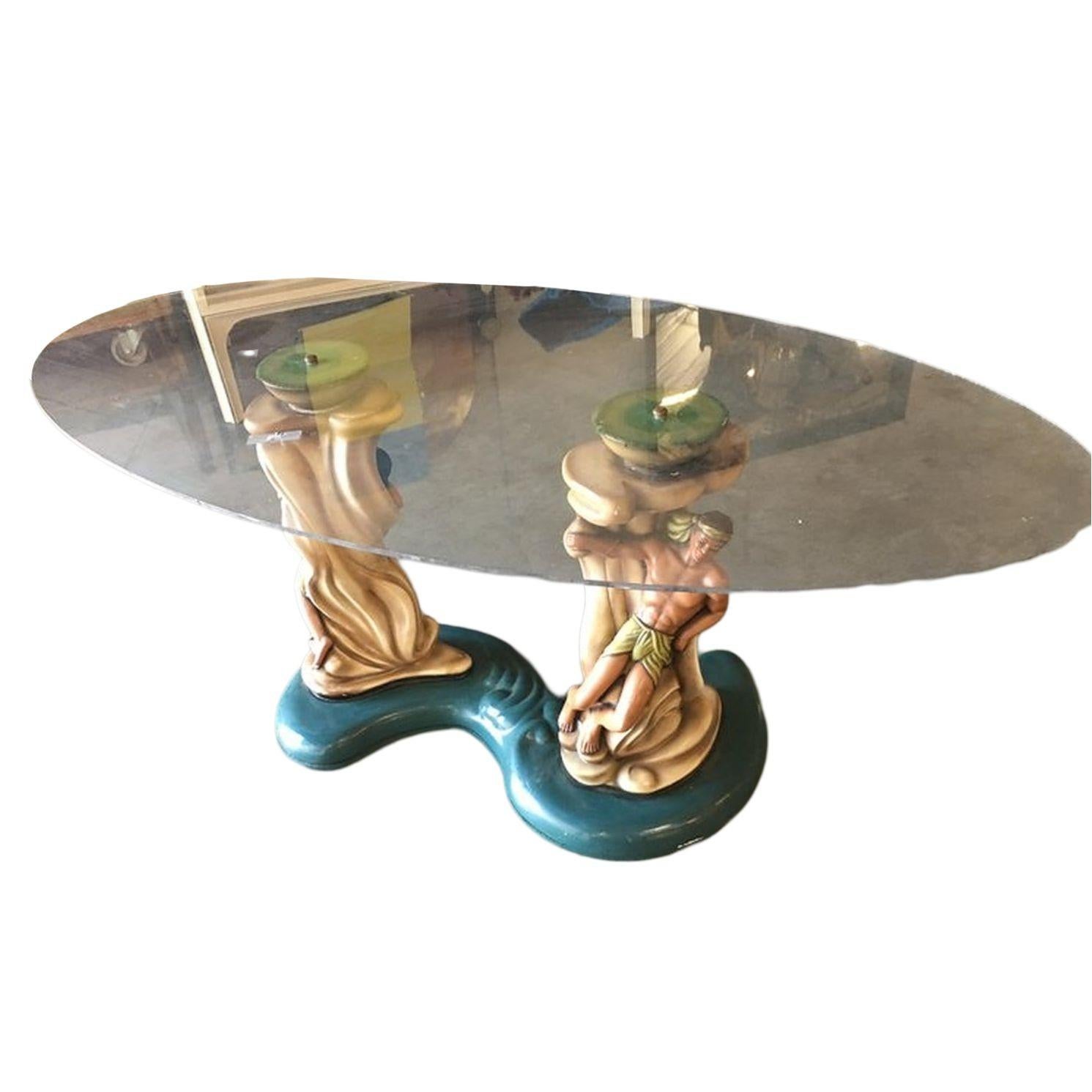 Rare table basse sculpturale en craie d'inspiration hawaïenne des années 1950 représentant un garçon et une fille amoureux des îles du Pacifique s'appuyant sur des structures organiques sur une base bleue ressemblant à l'océan. La table a un plateau