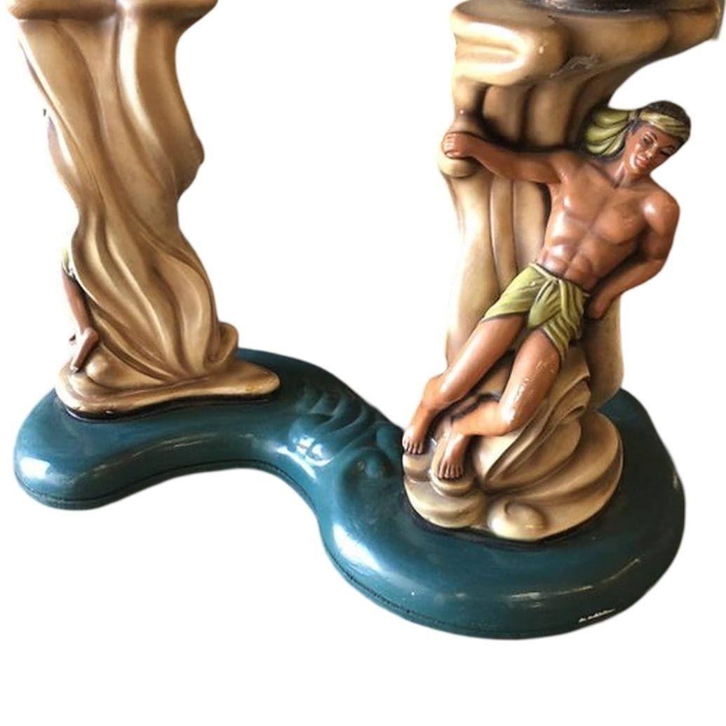 Mid-Century Modern Rare table basse d'inspiration hawaïenne en porcelaine de Chine avec homme et femme en vente