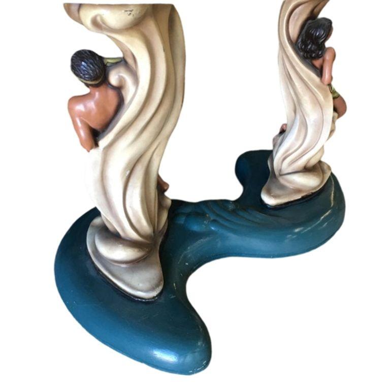 Américain Rare table basse d'inspiration hawaïenne en porcelaine de Chine avec homme et femme en vente