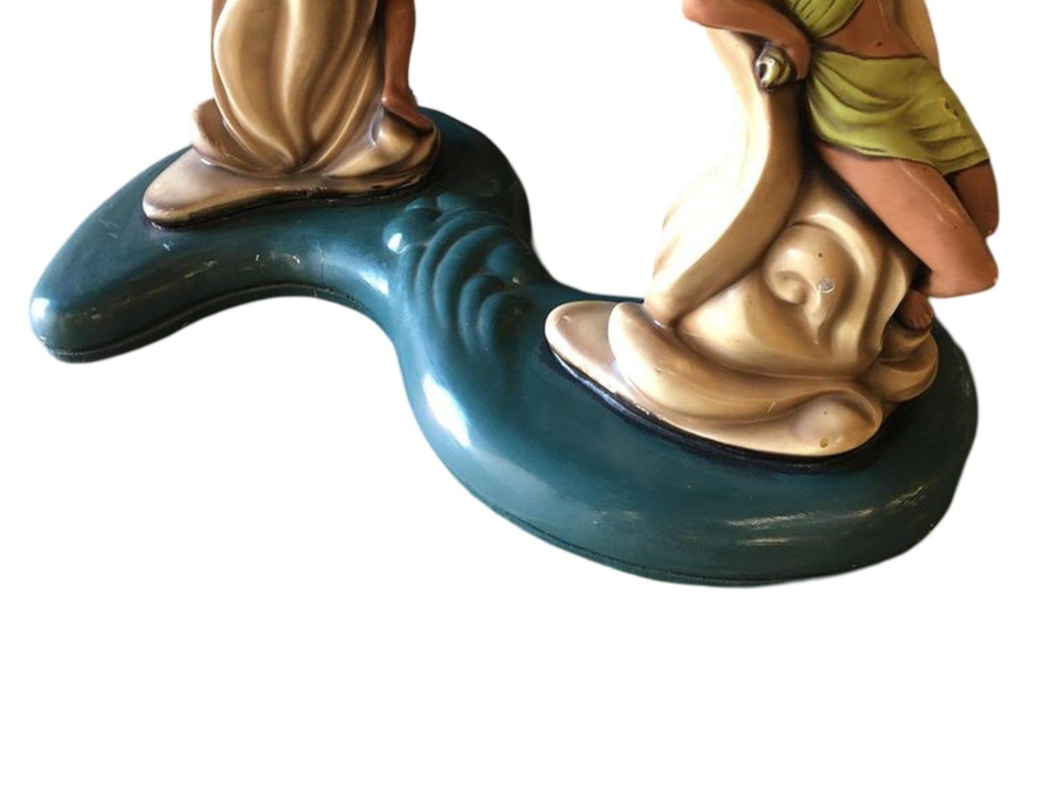 Rare table basse d'inspiration hawaïenne en porcelaine de Chine avec homme et femme Bon état - En vente à Van Nuys, CA