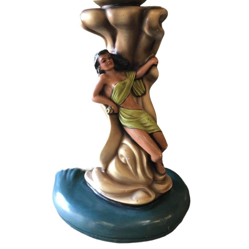 Milieu du XXe siècle Rare table basse d'inspiration hawaïenne en porcelaine de Chine avec homme et femme en vente
