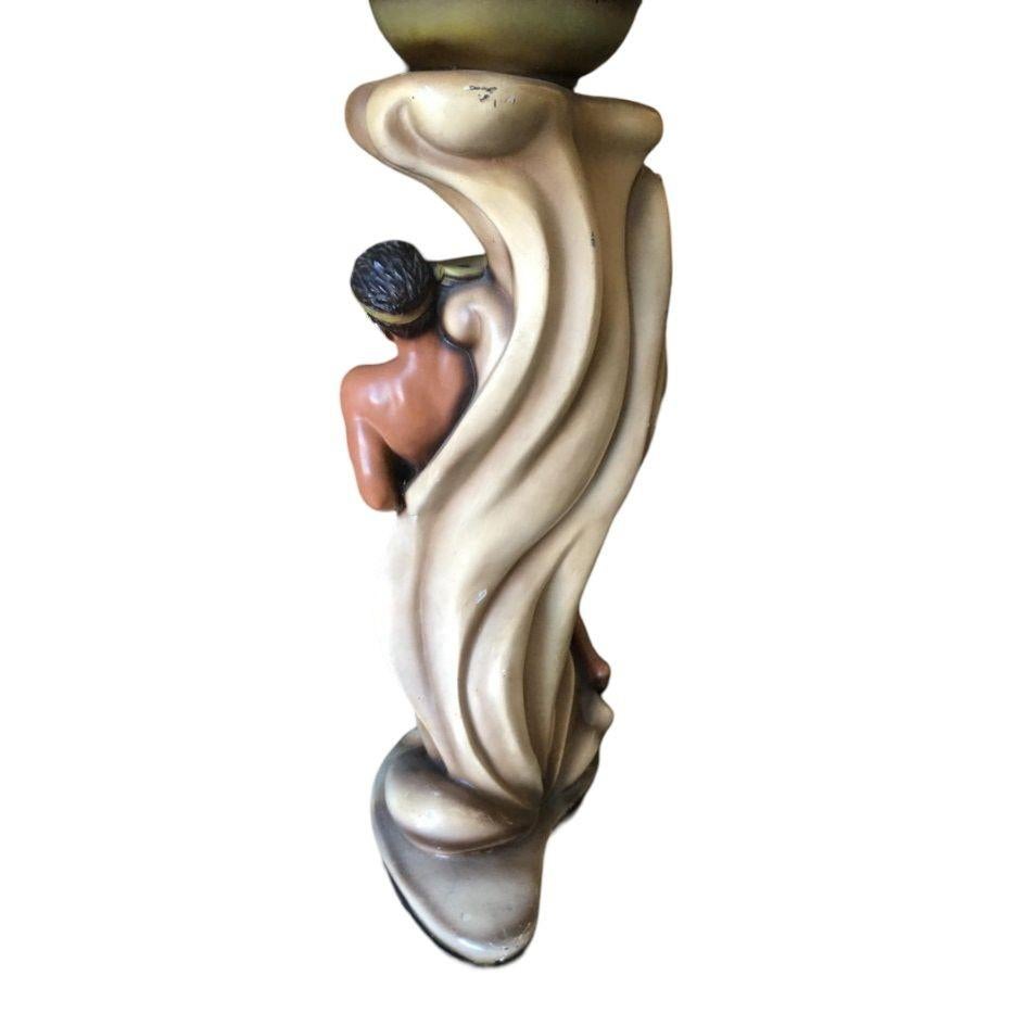 Rare table basse d'inspiration hawaïenne en porcelaine de Chine avec homme et femme en vente 2