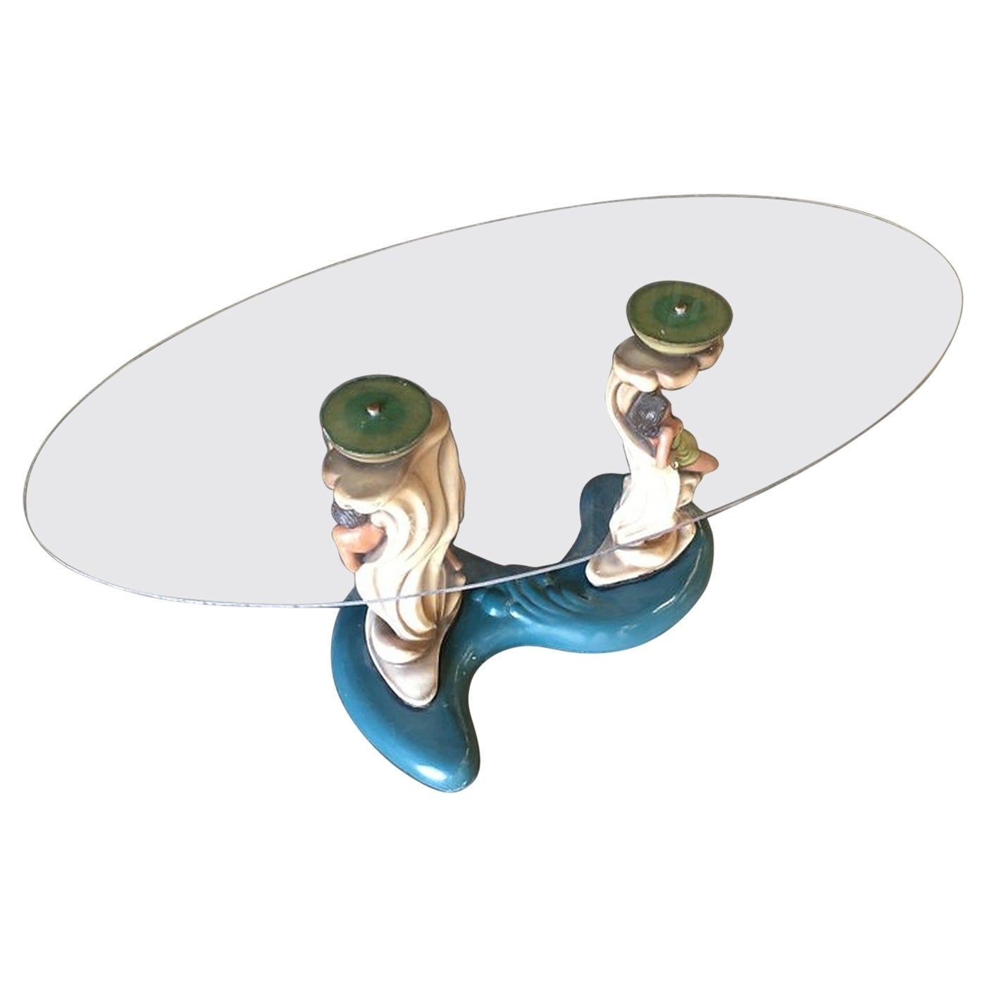 Rare table basse d'inspiration hawaïenne en porcelaine de Chine avec homme et femme en vente