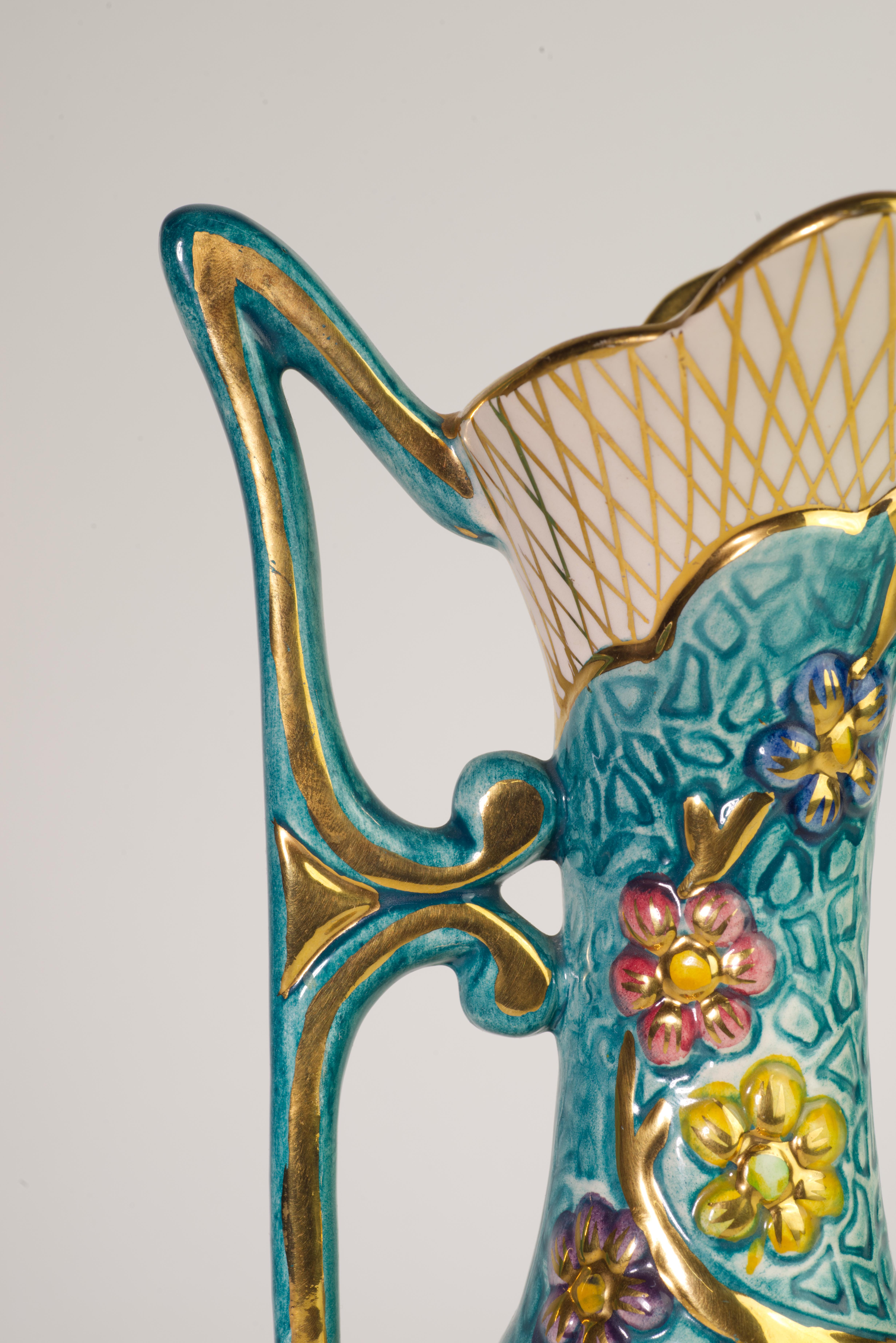 Raro vaso brocca a rilievo floreale di H. Bequet Faience, ceramica belga in vendita 4