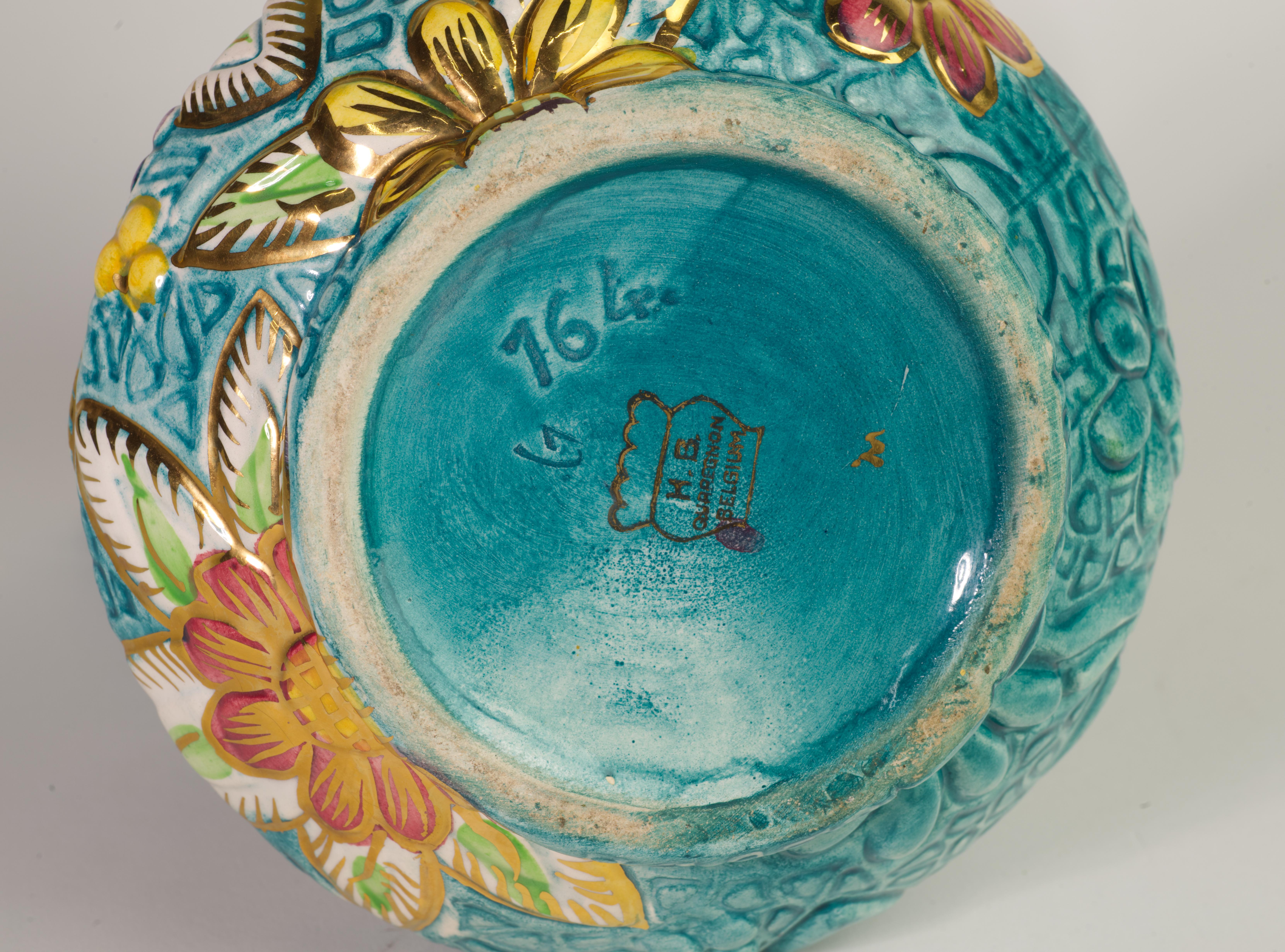 Raro vaso brocca a rilievo floreale di H. Bequet Faience, ceramica belga in vendita 6