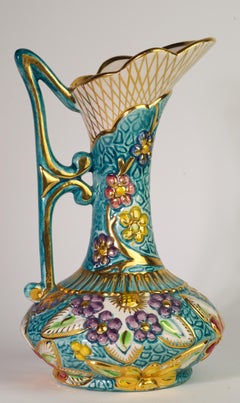 Rare vase pichet en faïence en relief à fleurs de H. Bequet, Belgique Ceramics