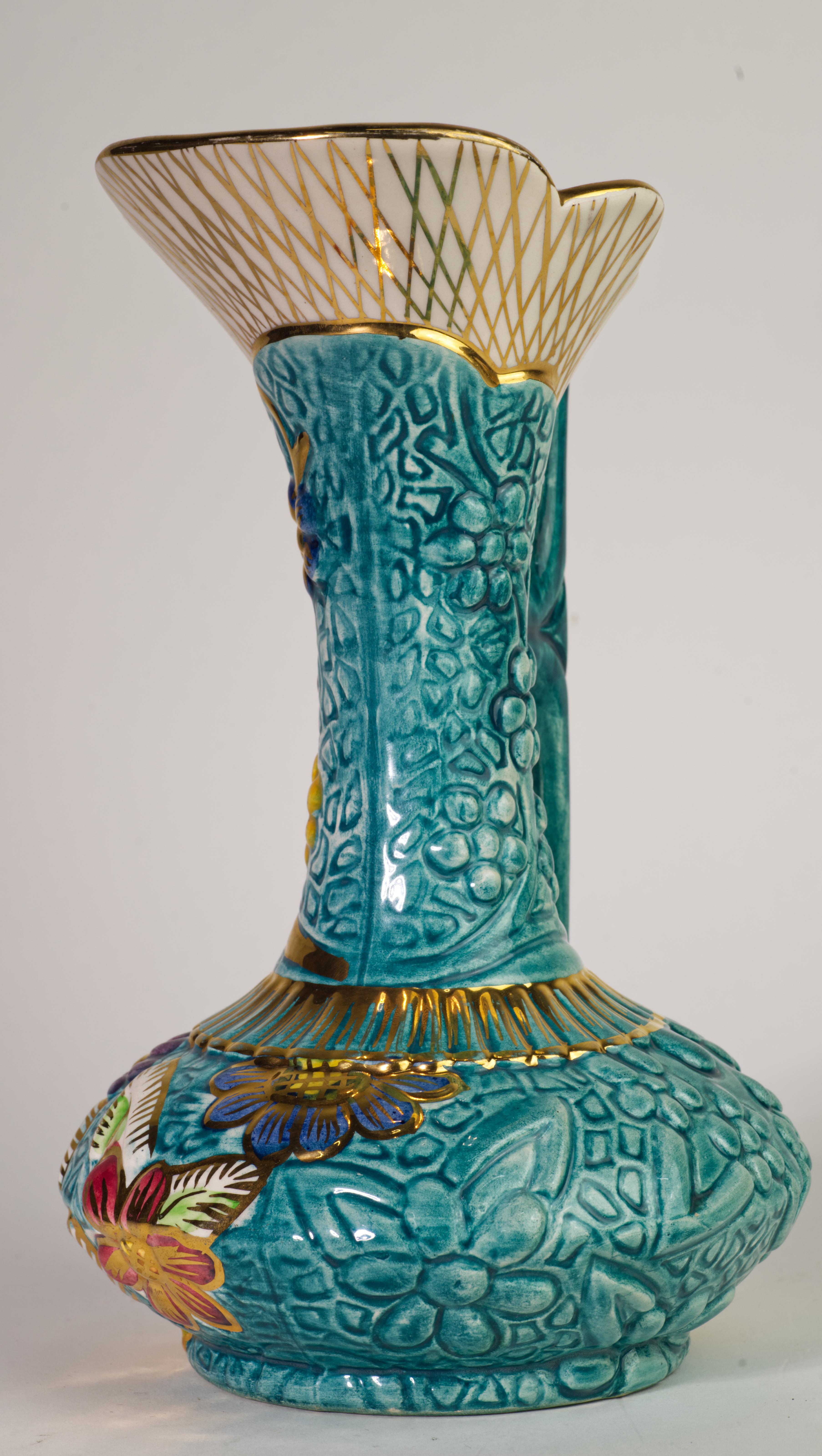Mid-Century moderno Raro vaso brocca a rilievo floreale di H. Bequet Faience, ceramica belga in vendita
