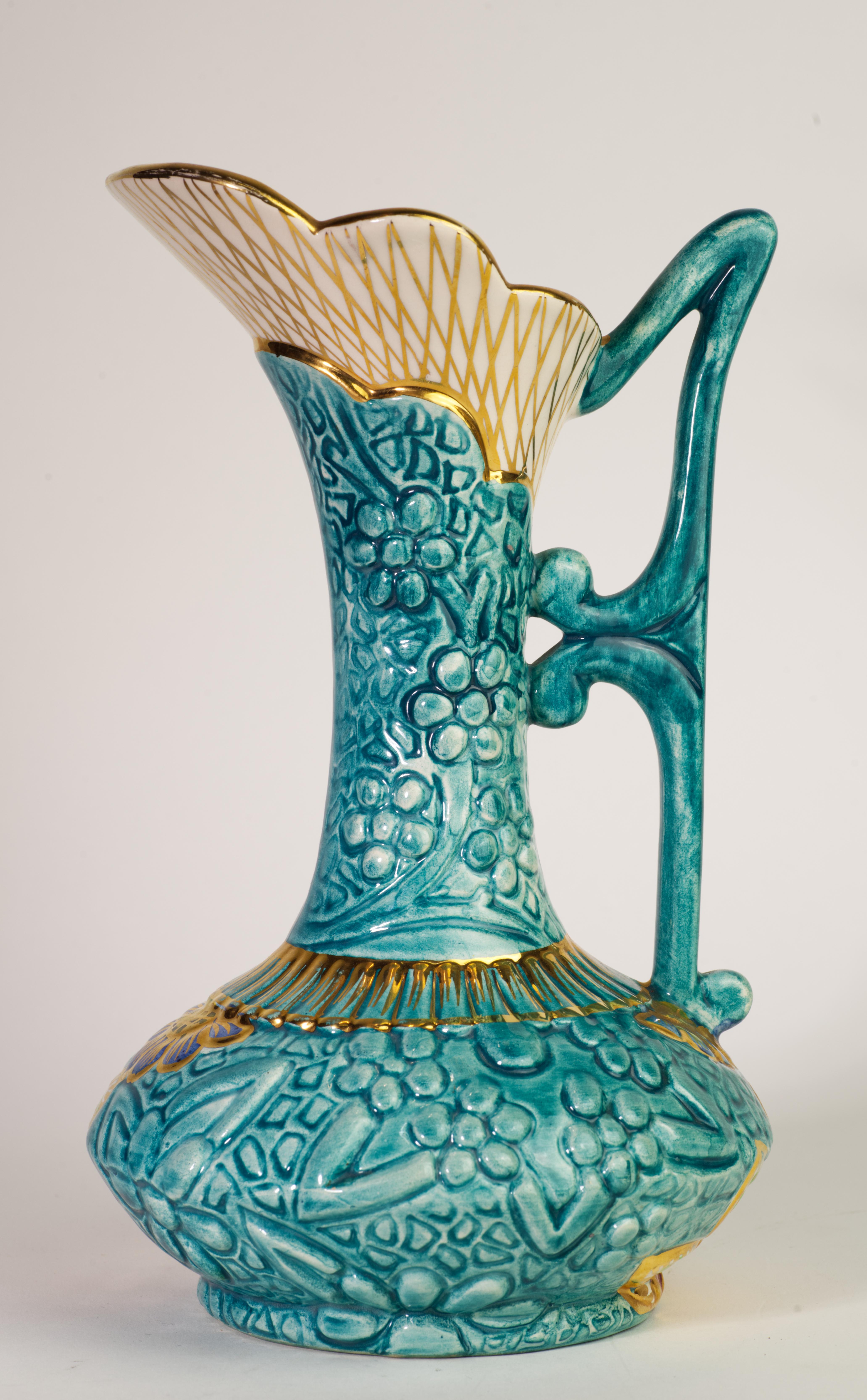 Belga Raro vaso brocca a rilievo floreale di H. Bequet Faience, ceramica belga in vendita