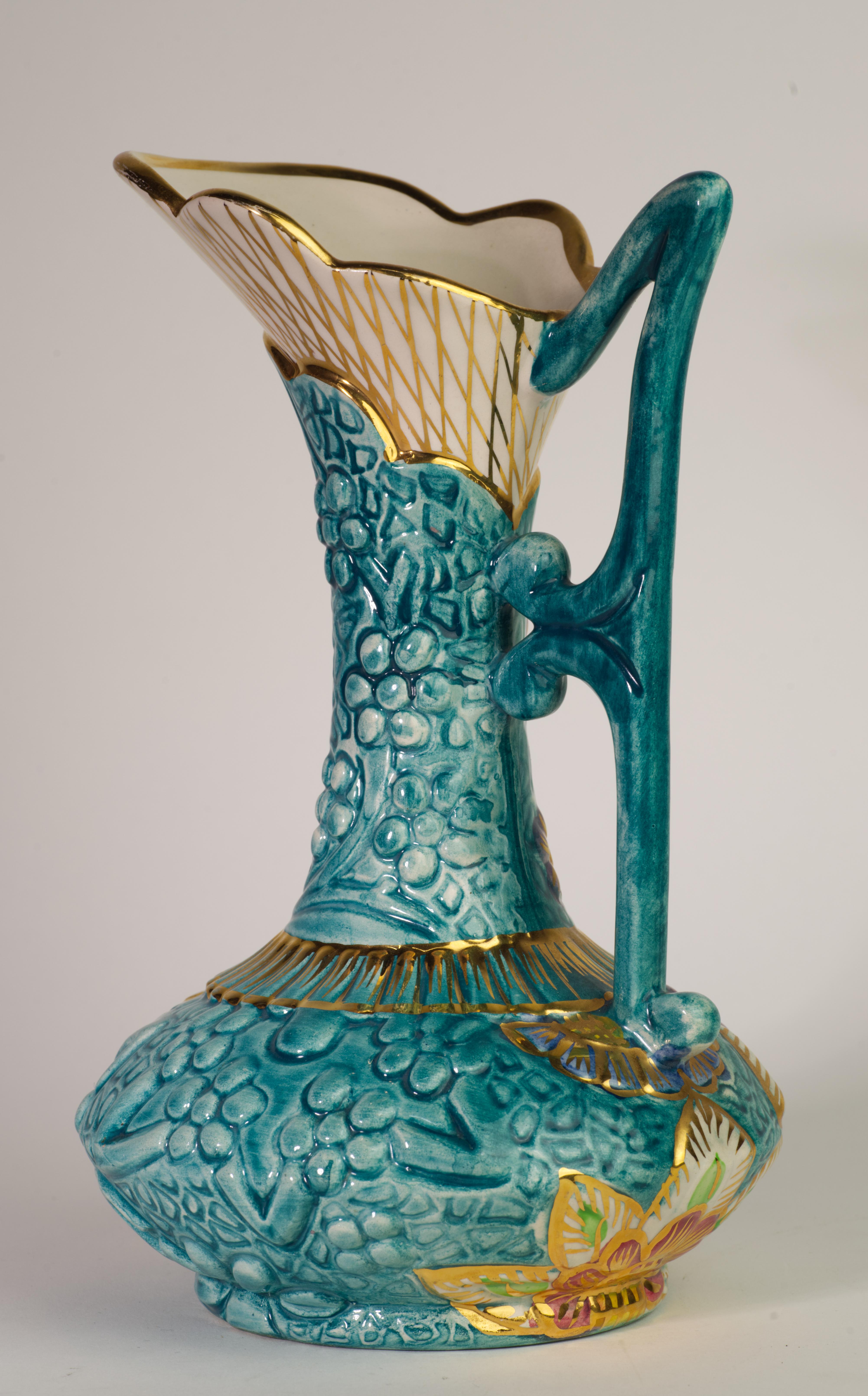 Raro vaso brocca a rilievo floreale di H. Bequet Faience, ceramica belga In condizioni buone in vendita a Clifton Springs, NY