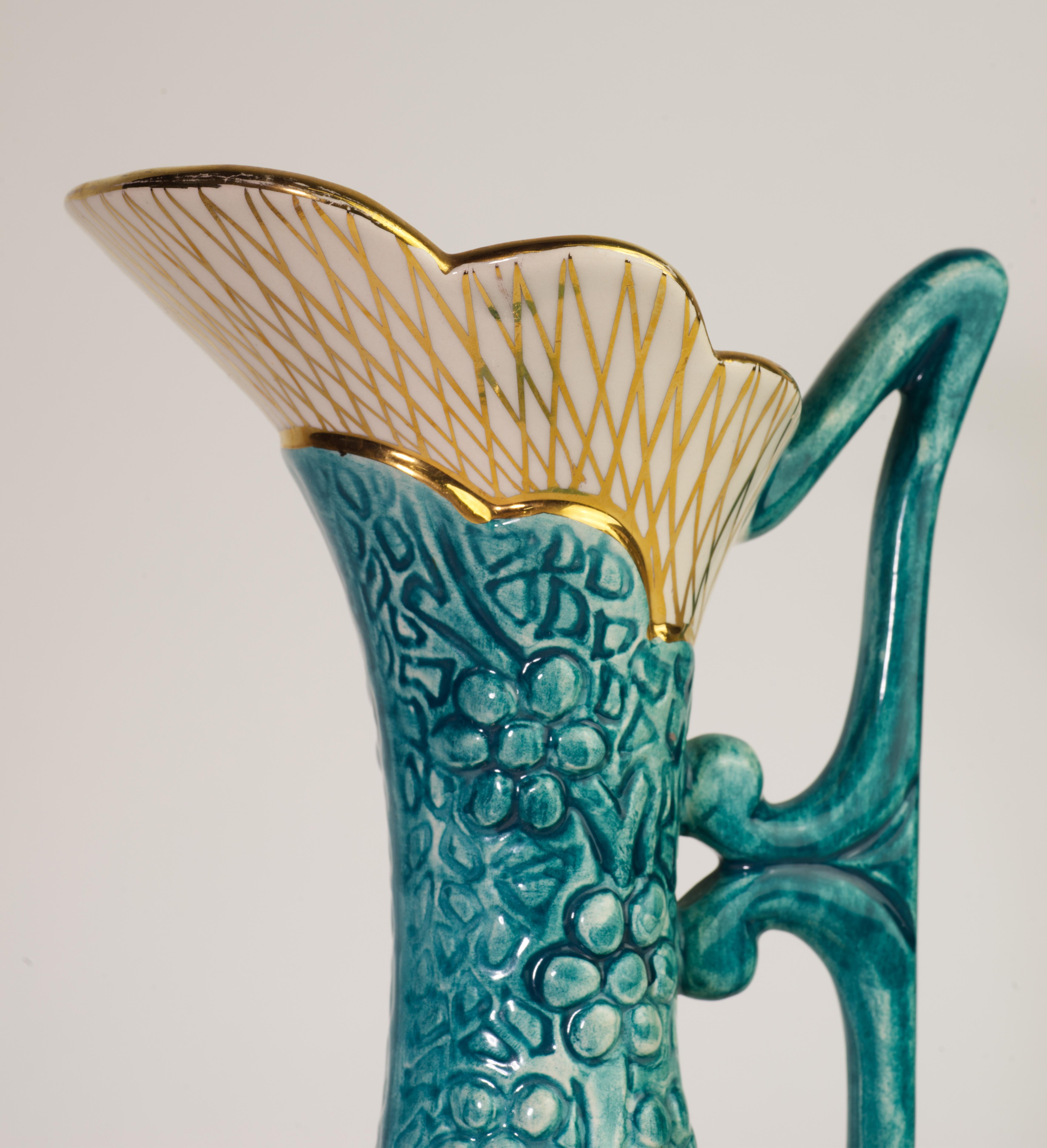 XX secolo Raro vaso brocca a rilievo floreale di H. Bequet Faience, ceramica belga in vendita