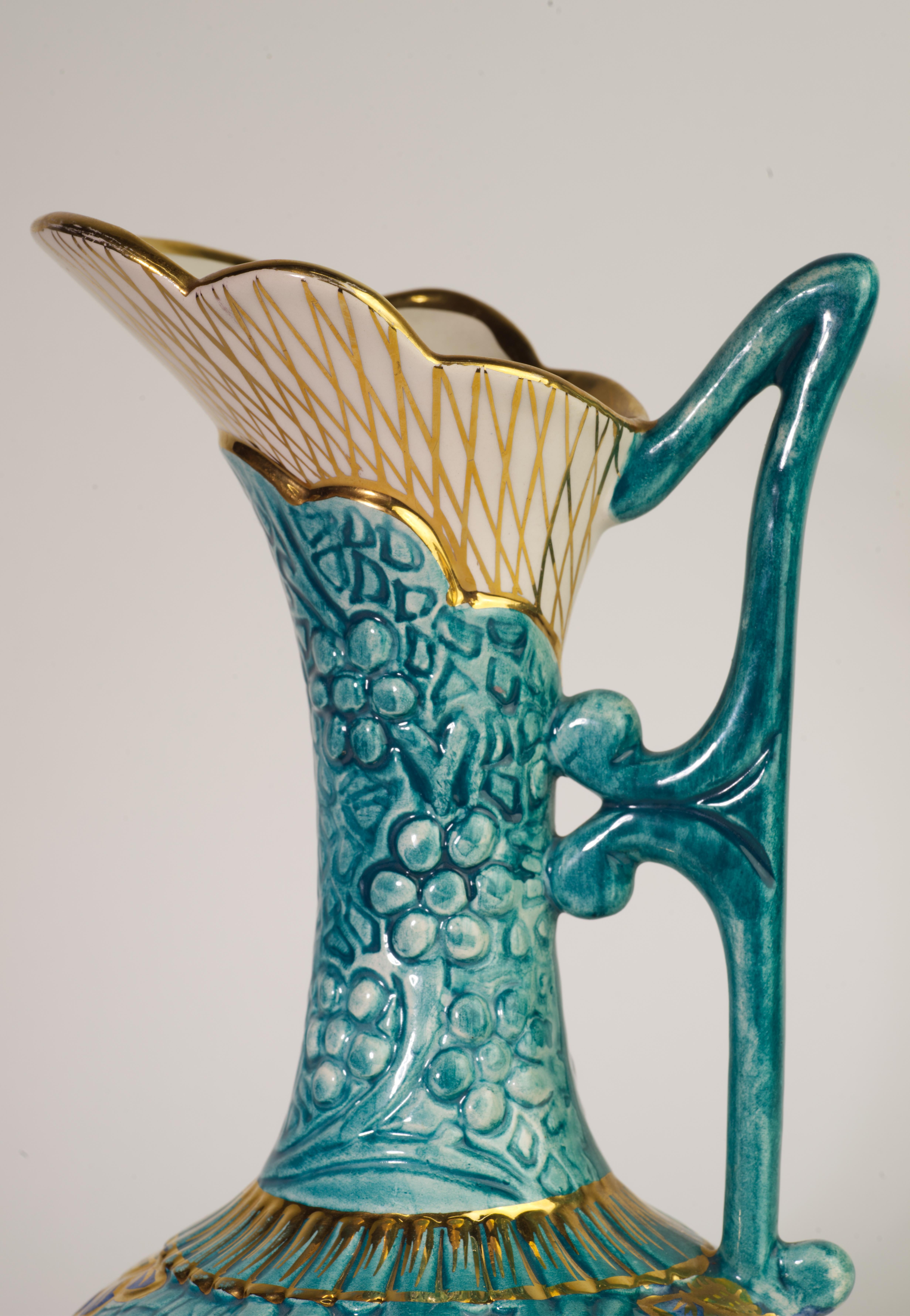 Oro Raro vaso brocca a rilievo floreale di H. Bequet Faience, ceramica belga in vendita
