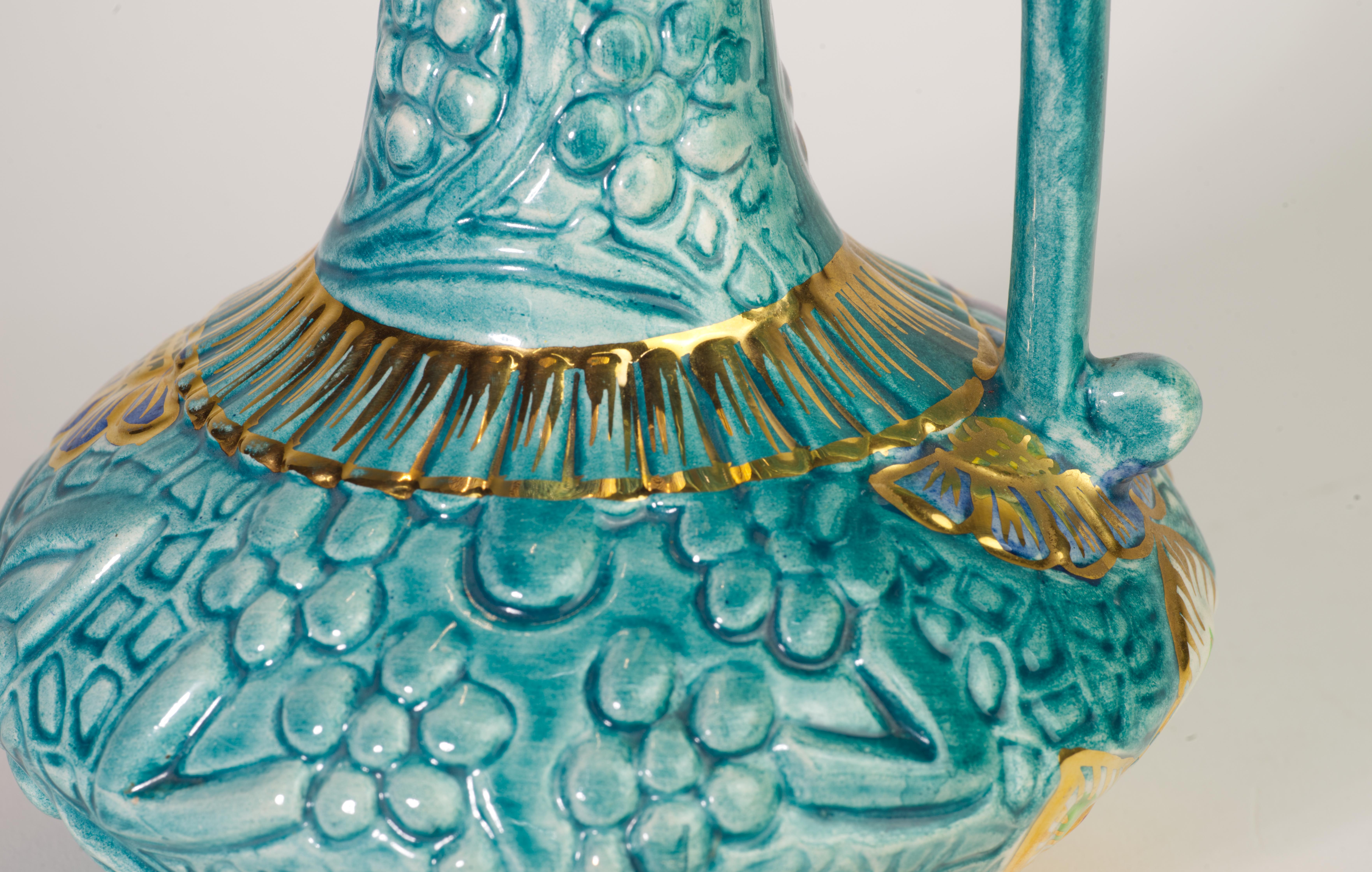 Raro vaso brocca a rilievo floreale di H. Bequet Faience, ceramica belga in vendita 1