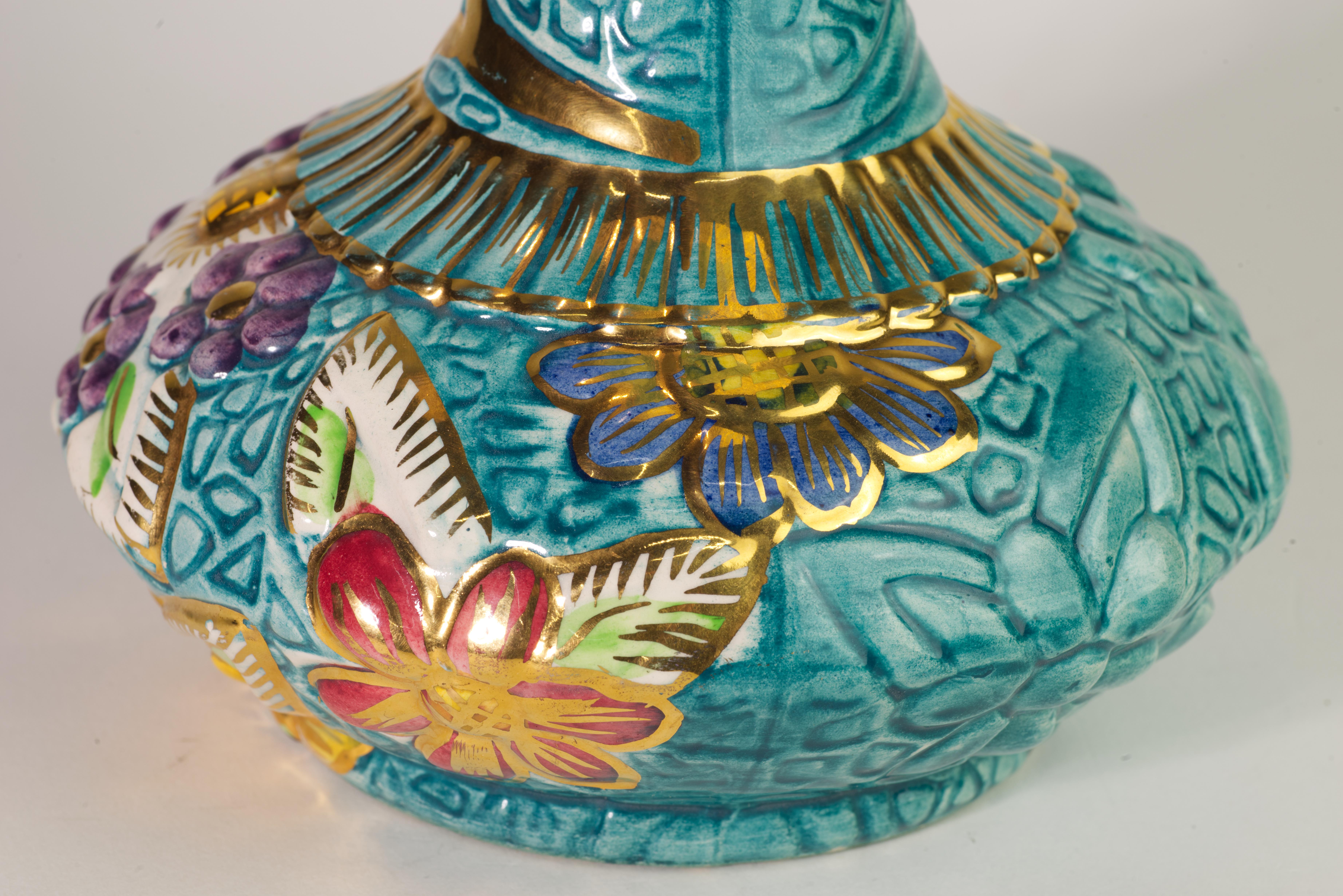 Raro vaso brocca a rilievo floreale di H. Bequet Faience, ceramica belga in vendita 2