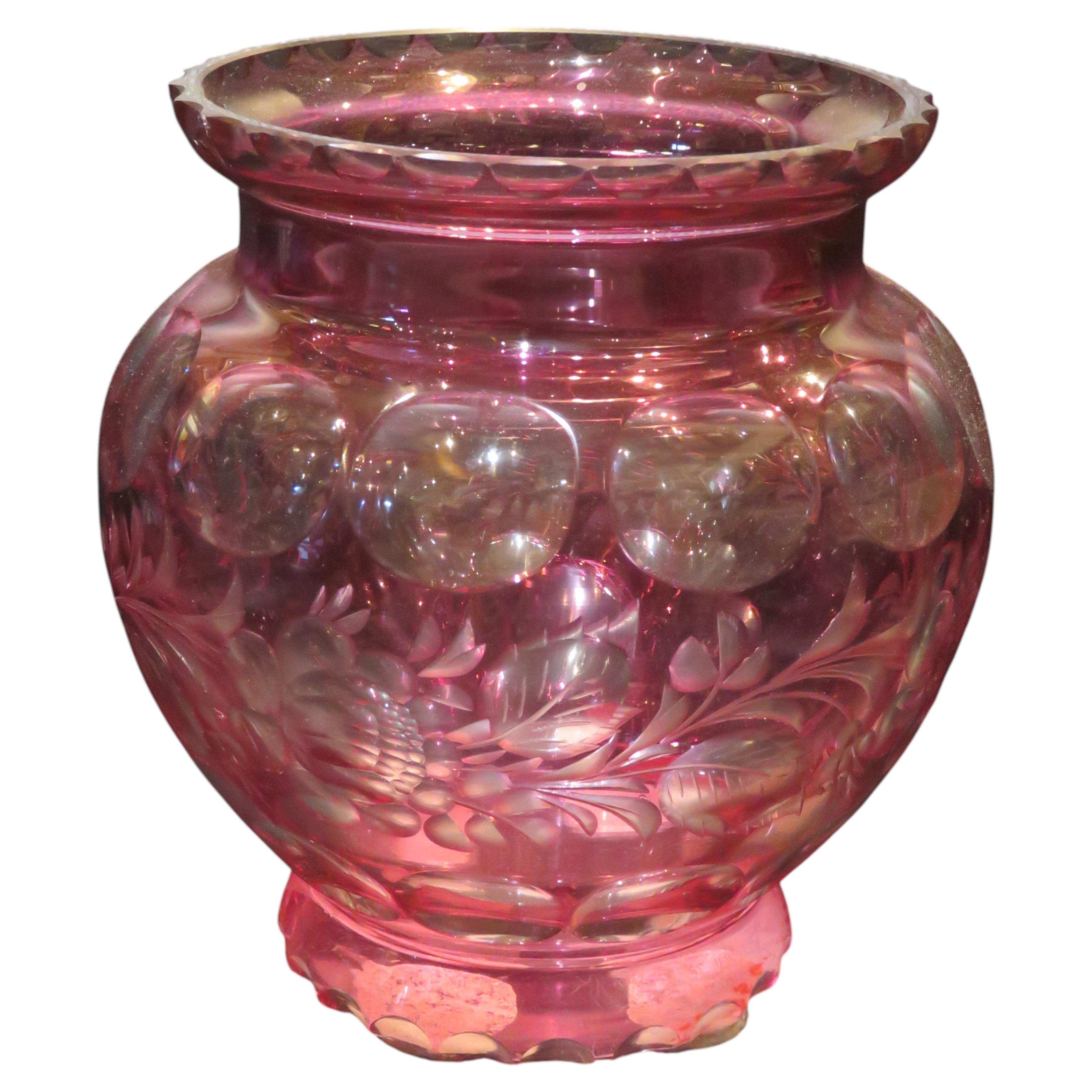 Seltene schwere böhmische Kristallvase (19. Jh.) in Preiselbeere mit klarer floraler Schnörkelätzung