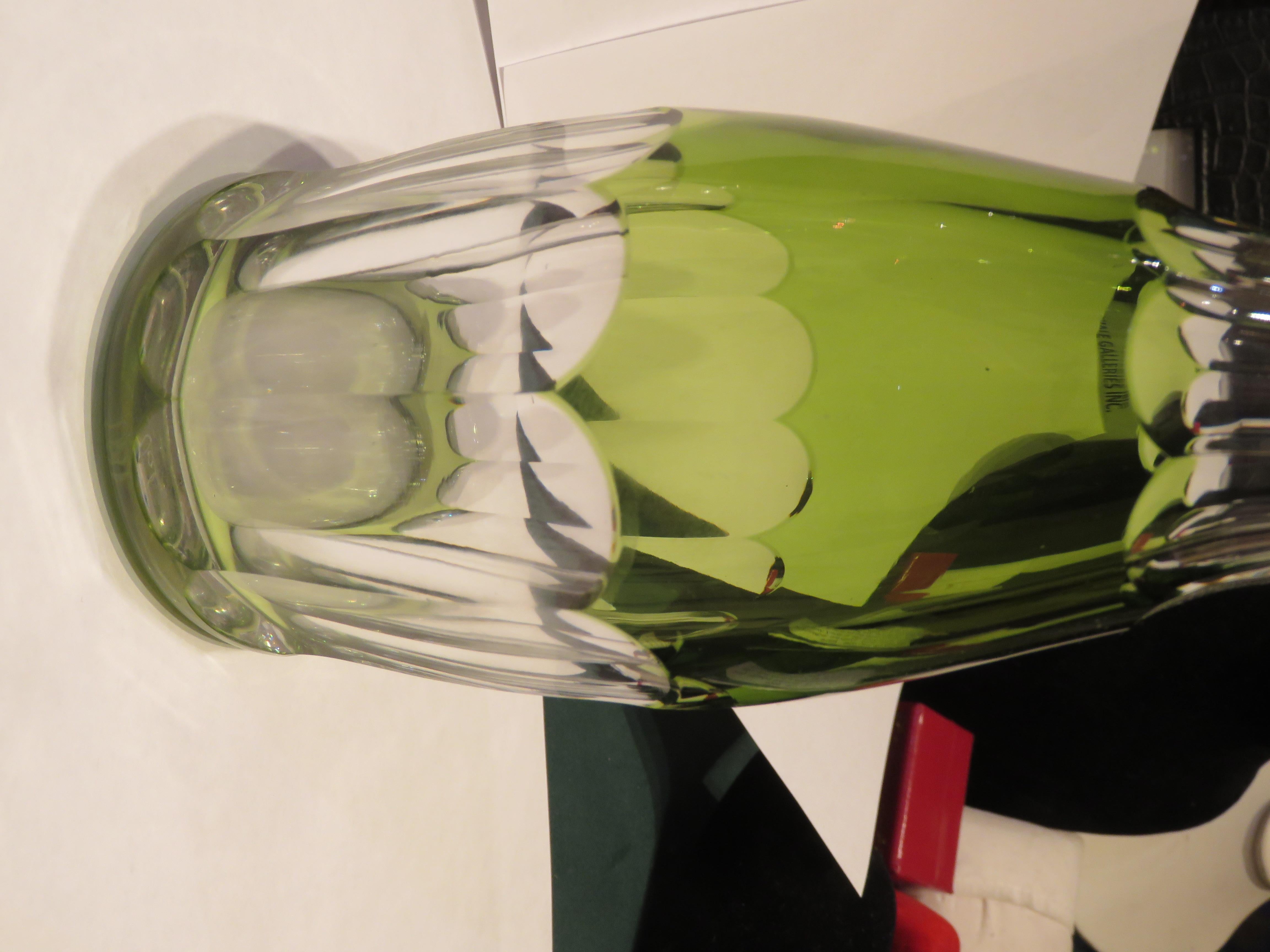 Magnifique carafe à décanter en cristal vert du 19ème siècle. Carafe à décanter en cristal avec bouchon. Magnifiquement réalisé dans le cadre du programme 