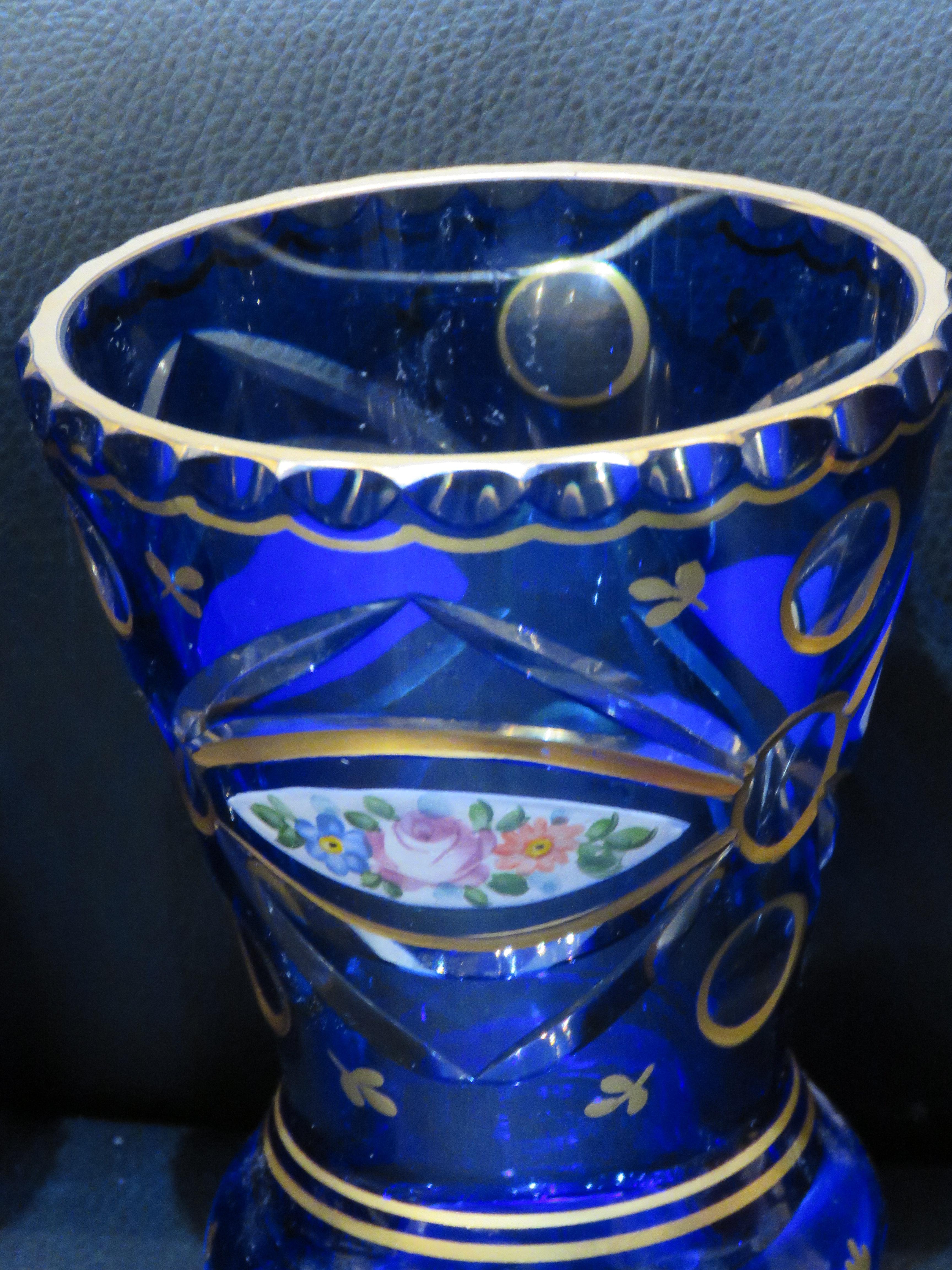 Français Rare Vases lourds du 19ème siècle peints à la main en bleu de cobalt et en feuilles d'or de Bohème Moser en vente