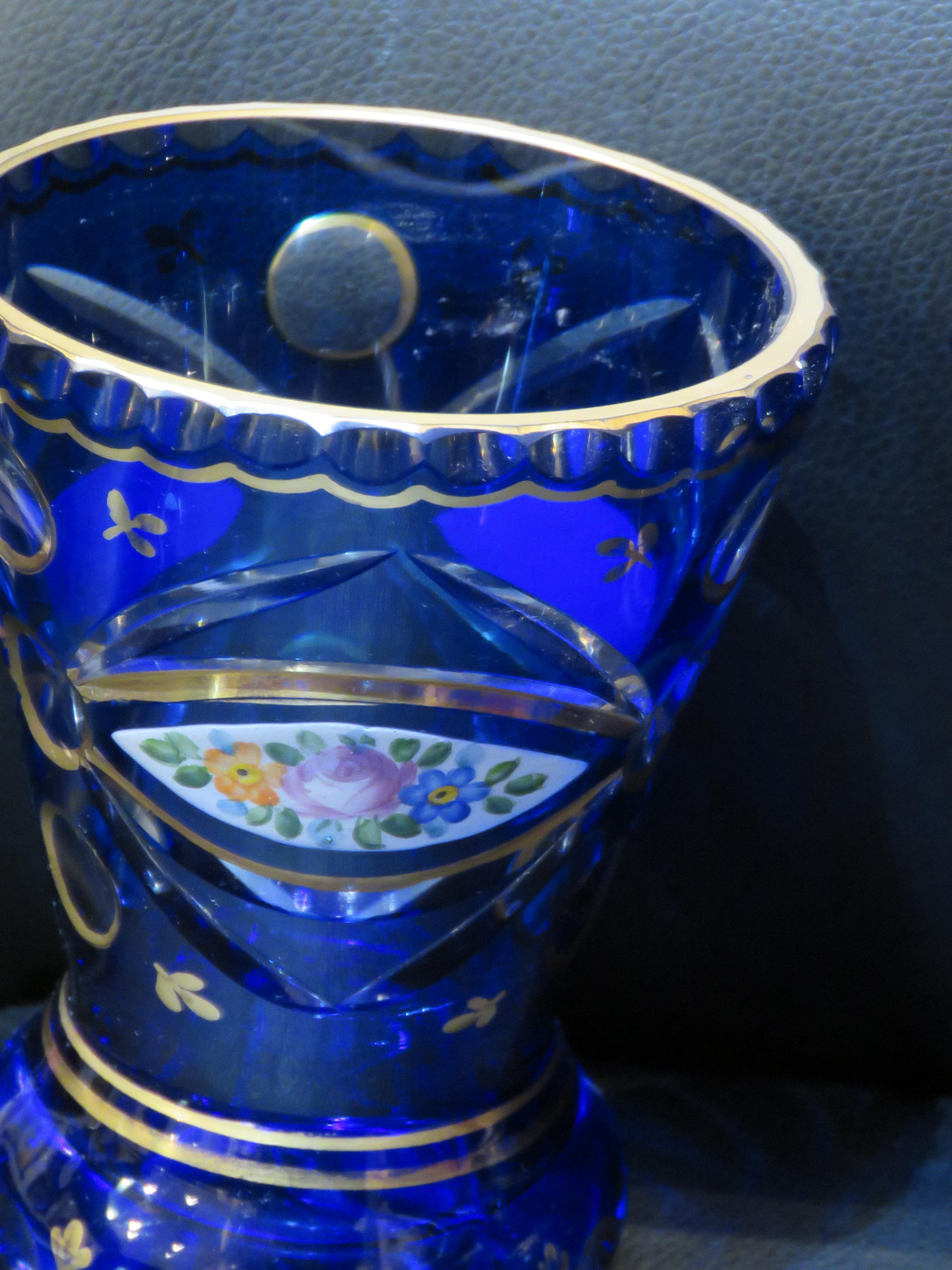 Rare Vases lourds du 19ème siècle peints à la main en bleu de cobalt et en feuilles d'or de Bohème Moser Bon état - En vente à New York, NY