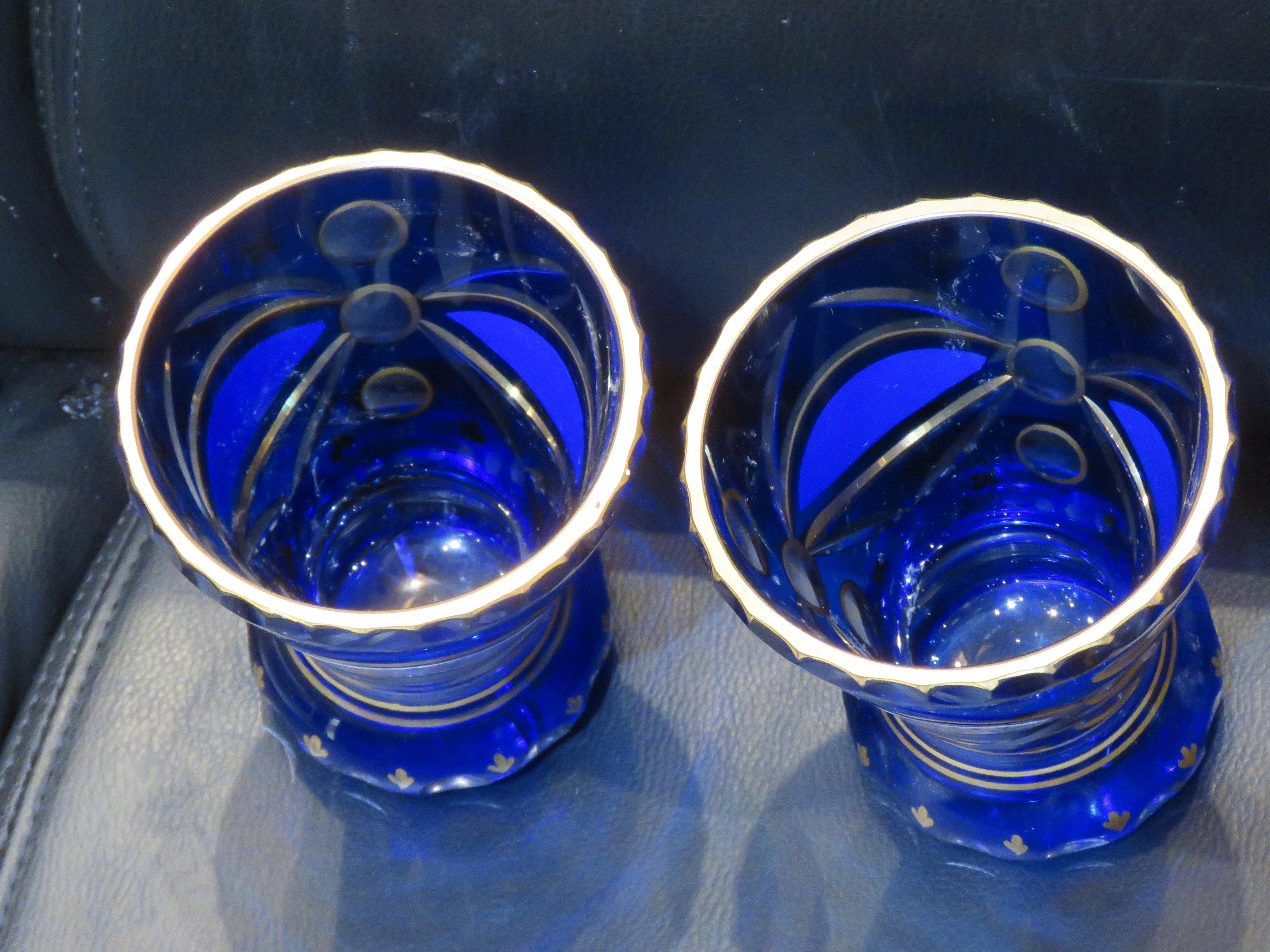 XIXe siècle Rare Vases lourds du 19ème siècle peints à la main en bleu de cobalt et en feuilles d'or de Bohème Moser en vente