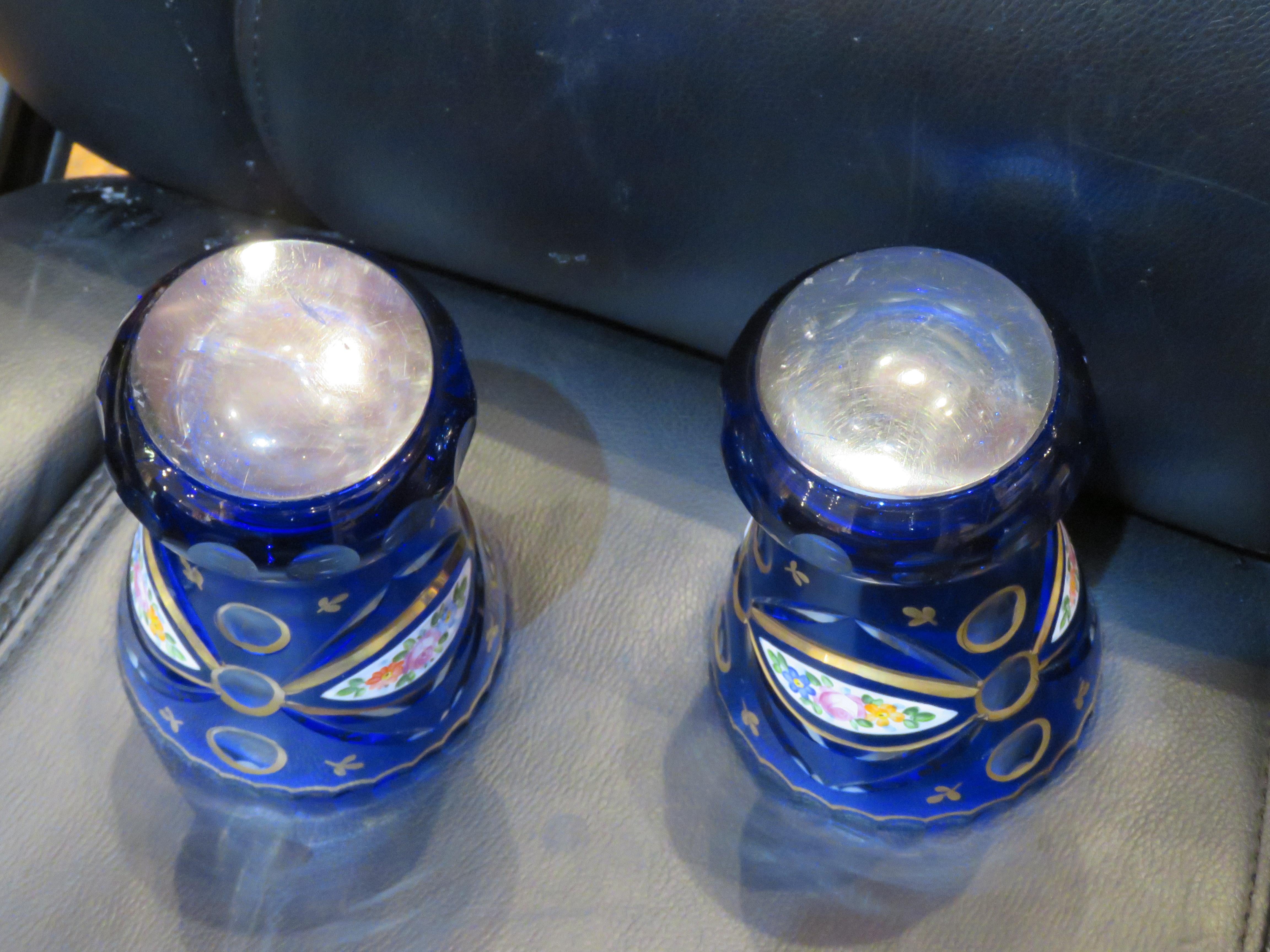 Verre Rare Vases lourds du 19ème siècle peints à la main en bleu de cobalt et en feuilles d'or de Bohème Moser en vente