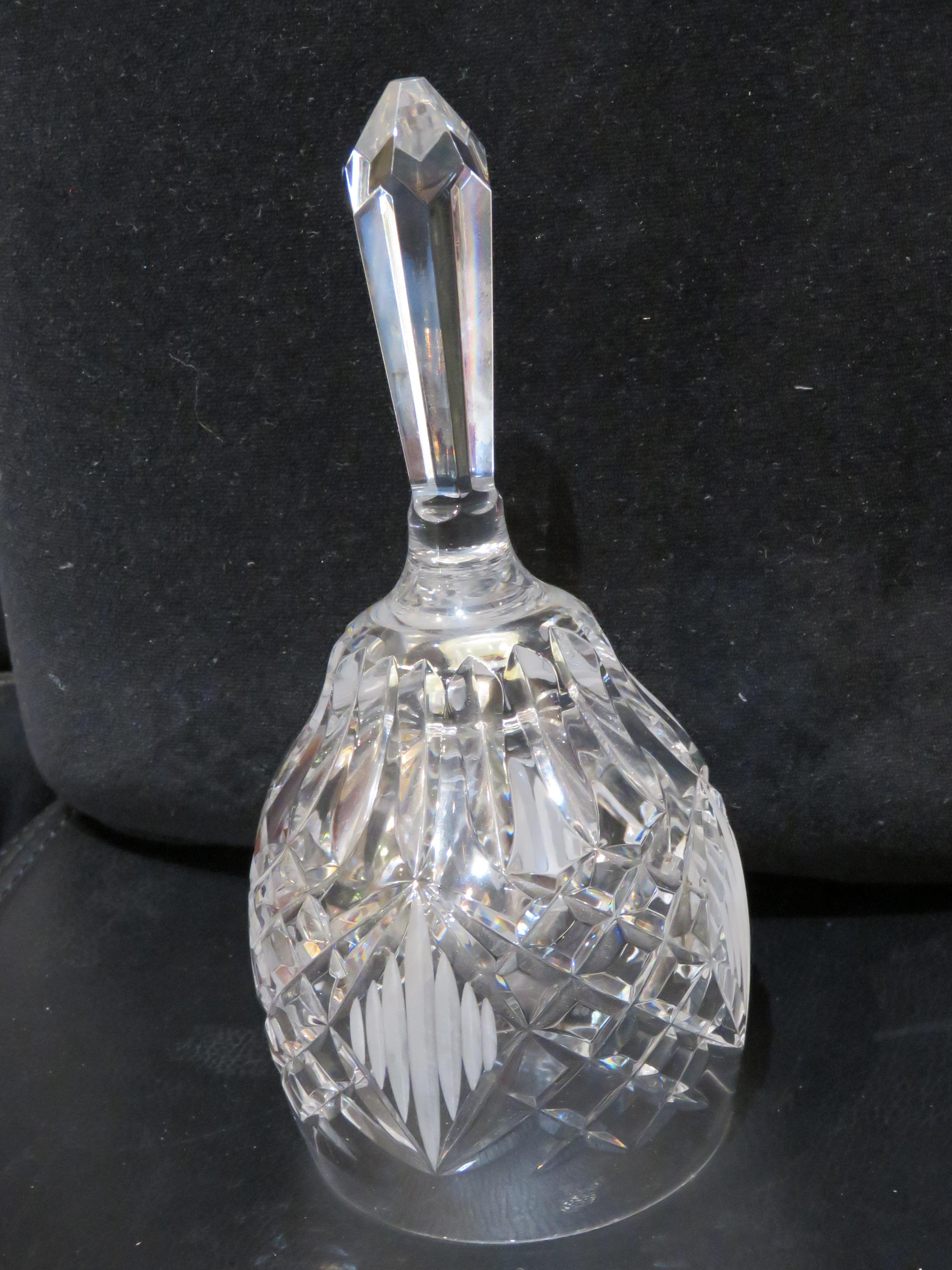 Una Magnífica Campana de Mano de Cristal Claro, Rara y Preciosa. ¡Maravillosamente hecho con un diseño de cristal tallado en forma de diamante y un asa de prisma en la parte superior! 
SACADO DE UNA FINCA DE VARIOS MILLONES DE DÓLARES DE LA CIUDAD