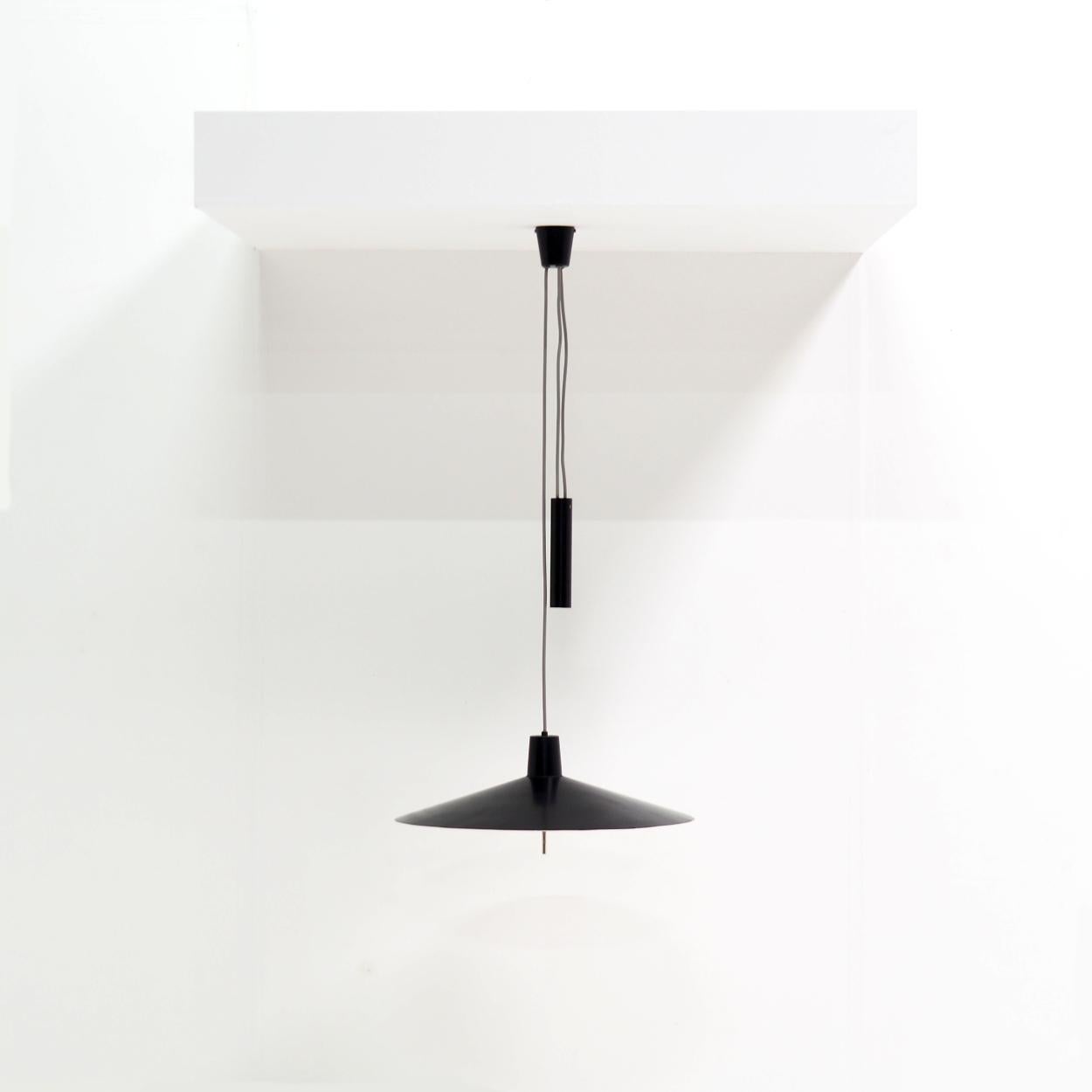 Rara lampada in metallo nero regolabile in altezza degli anni '50 con un'architettura molto elegante e moderna.

Non so chi sia il progettista o il produttore, ho trovato solo una foto in una rivista del 1957 che mostra questa lampada in un interno.
