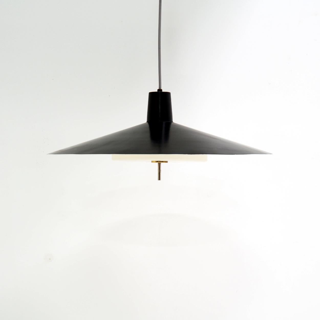 Rara lampada regolabile in altezza in metallo nero degli anni '50 In condizioni buone in vendita a Beerse, VAN