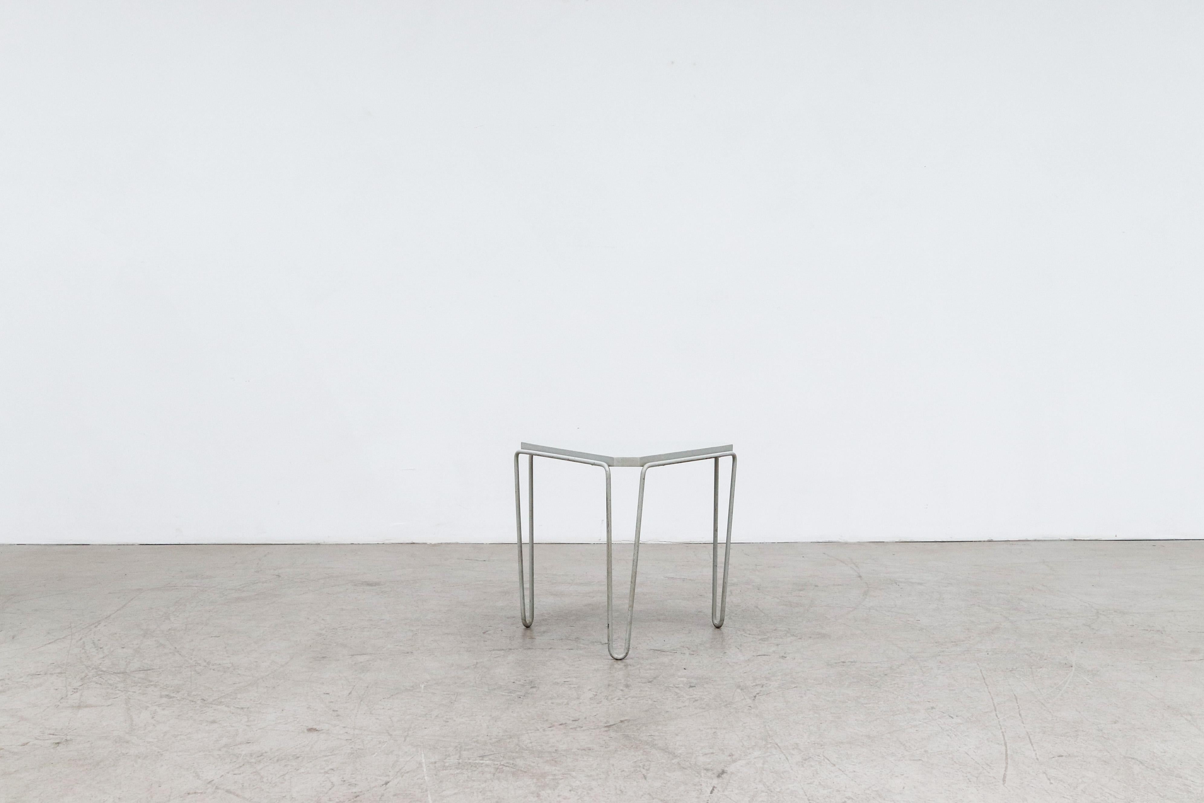 Rare table d'appoint triangulaire gris clair Stolwijk de Hein Stolle pour 't Spectrum Bon état - En vente à Los Angeles, CA