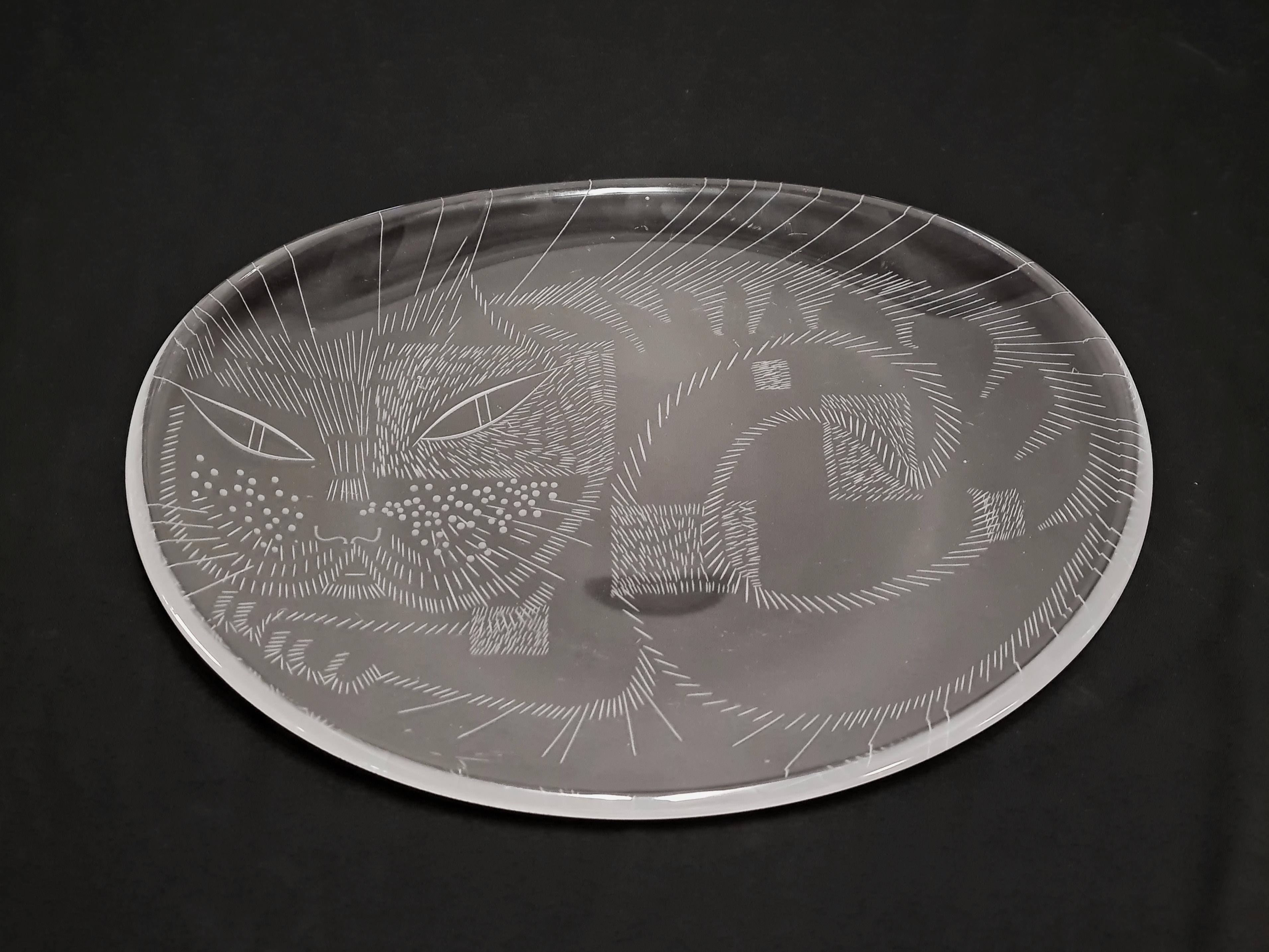 Precioso y raro plato para gatos grabado de Helena Tynell. Un regalo perfecto para los coleccionistas de cristal o simplemente para los amantes de los gatos. El plato fue diseñado por Helena Tynell en la década de 1950 y ésta parece ser una primera