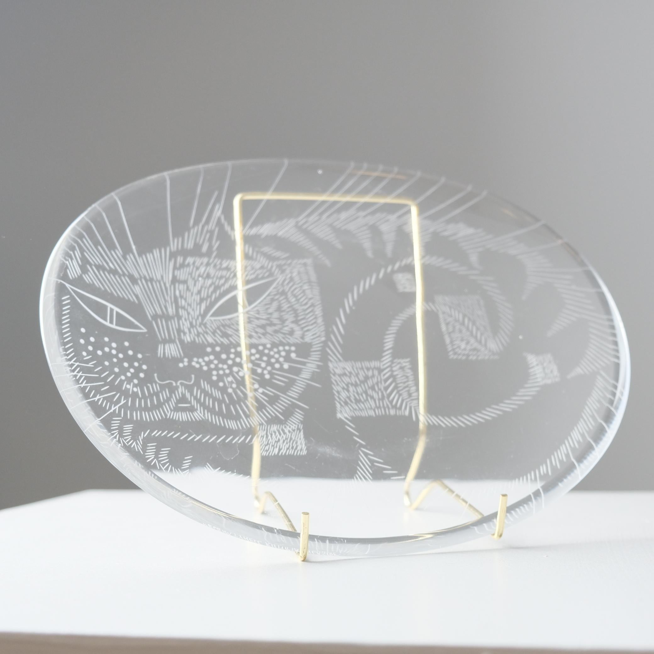 Eine schöne und seltene Helena Tynell graviert Katze Schüssel. Ein perfektes Geschenk für Glassammler oder einfach nur Katzenliebhaber. Die Schale wurde von Helena Tynell in den 1950er Jahren entworfen, und dies scheint eine frühe Version mit einer