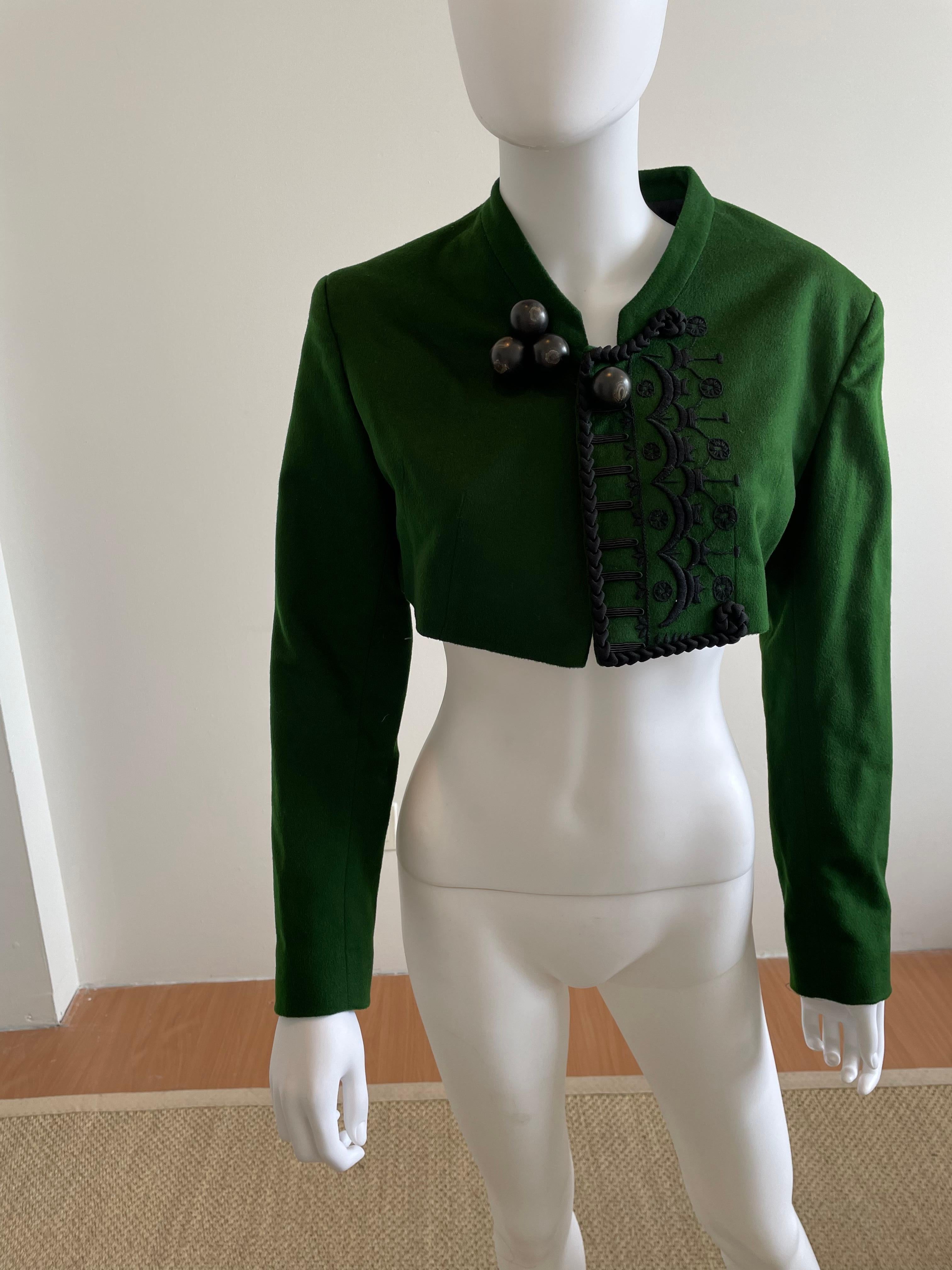 Vintage Helmut Lang Collection Calla grüne Kurzjacke. Hergestellt in Italien. Knopfverschluss auf der Vorderseite mit einer exquisiten Stickerei in Schwarz. Plissierter Rücken. Größe 40. Bitte fragen Sie nach, wenn Sie Fragen haben! Bitte bedenken