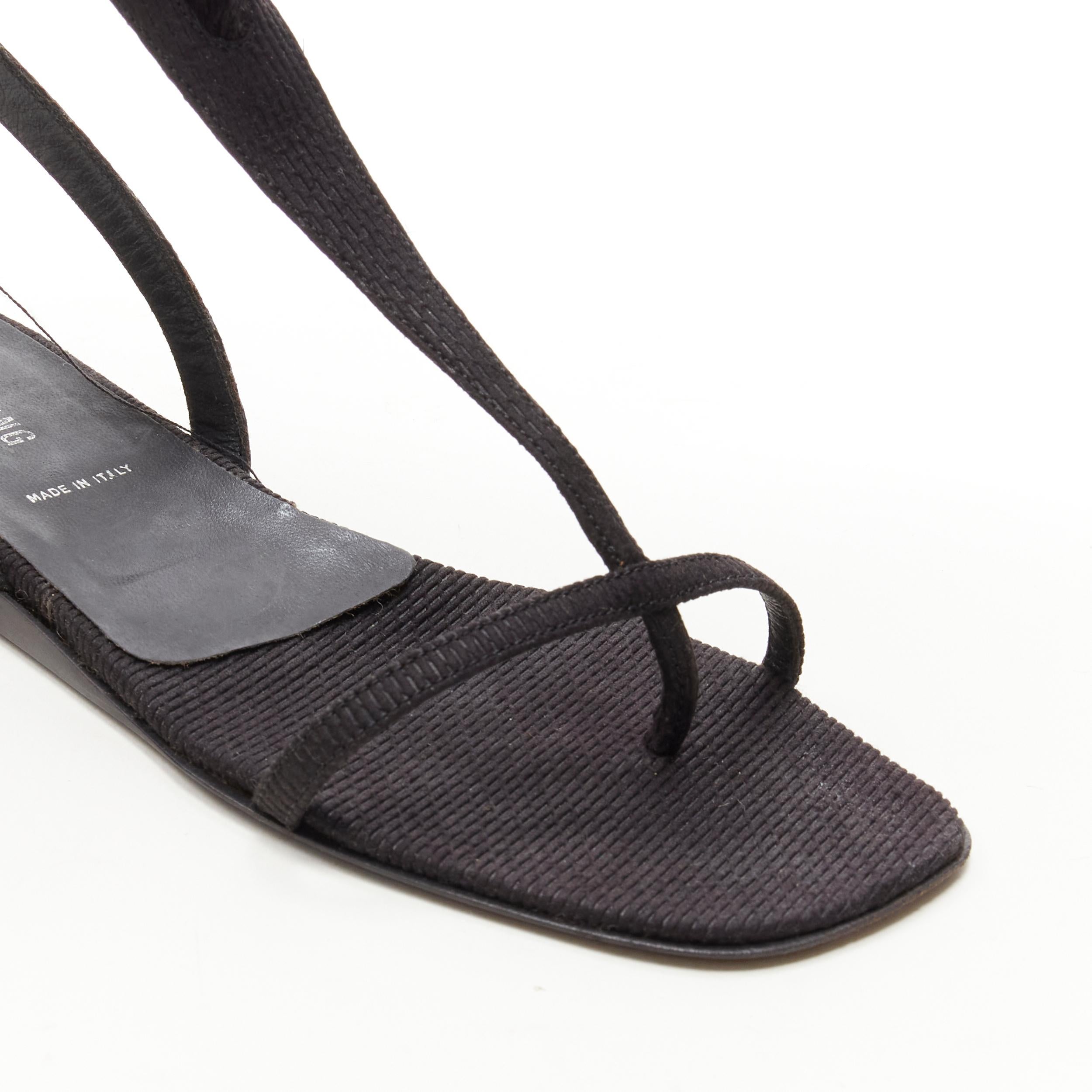Seltene HELMUT LANG Vintage Schwarze flache Sandalen mit Federbesatz und offenem Zehenbereich EU36 im Angebot 3