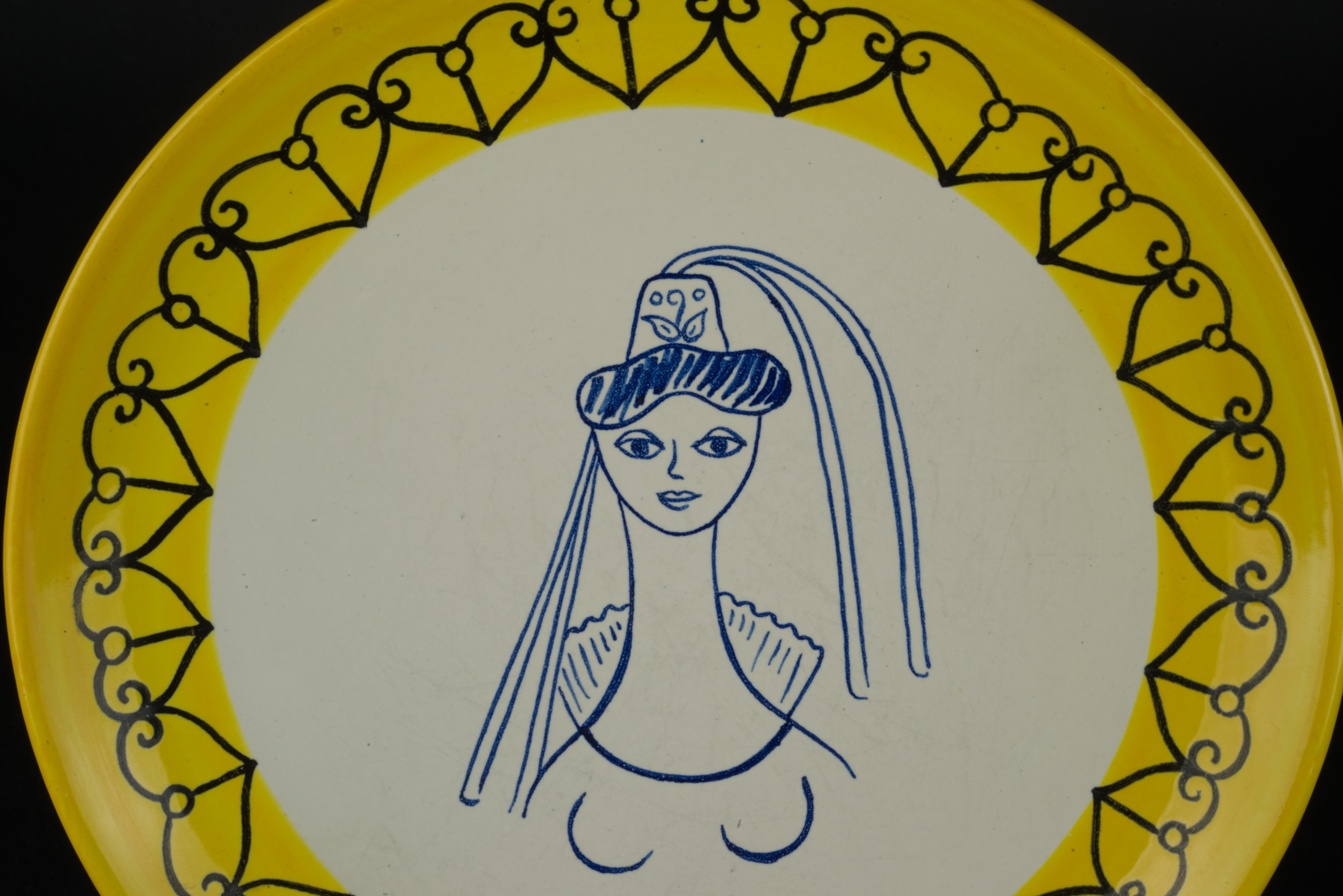 Raro plato de la serie de sombreros de loza de Henriot Quimper de Claude Sanson, años 50 Hecho a mano en venta