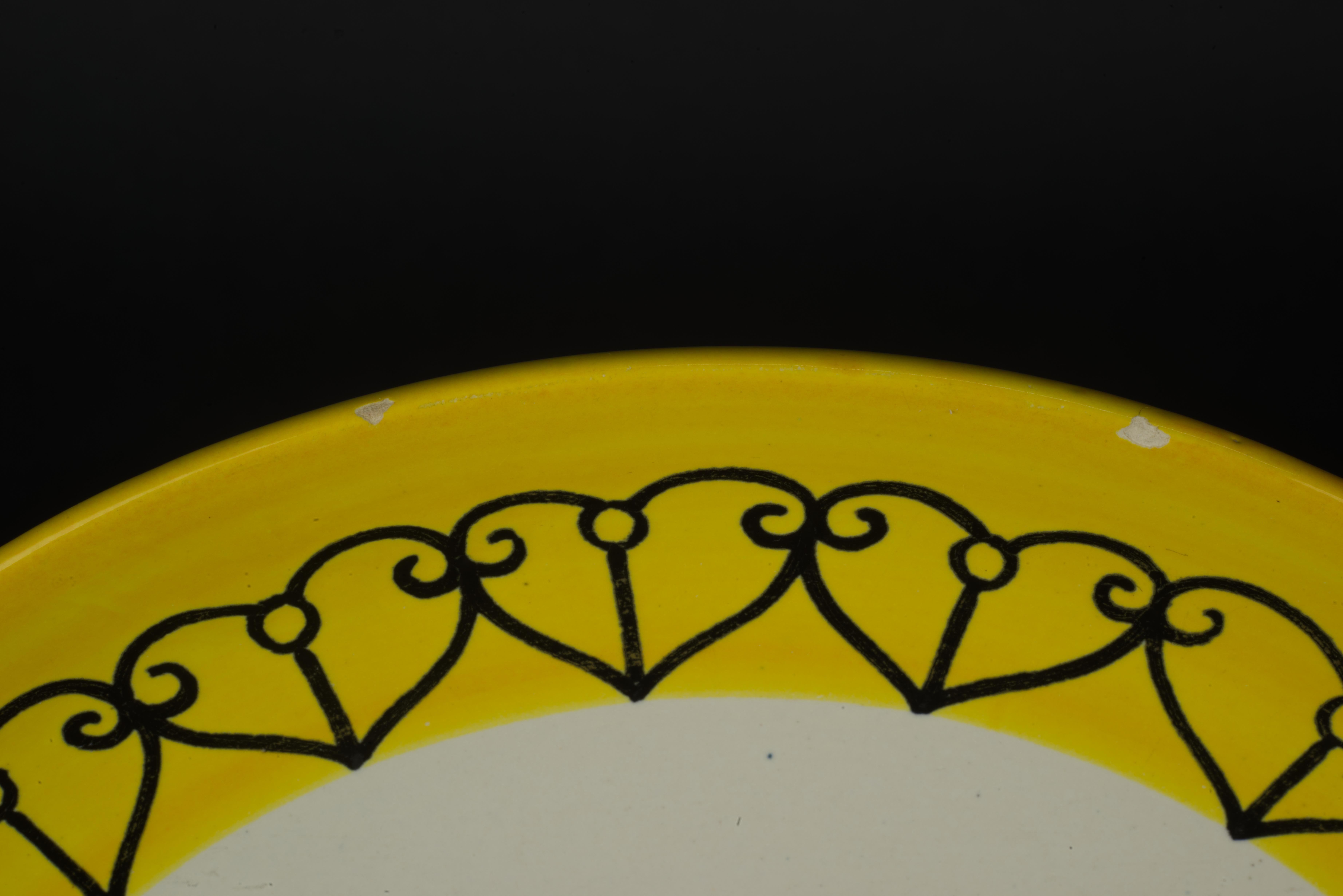 Raro plato de la serie de sombreros de loza de Henriot Quimper de Claude Sanson, años 50 siglo XX en venta