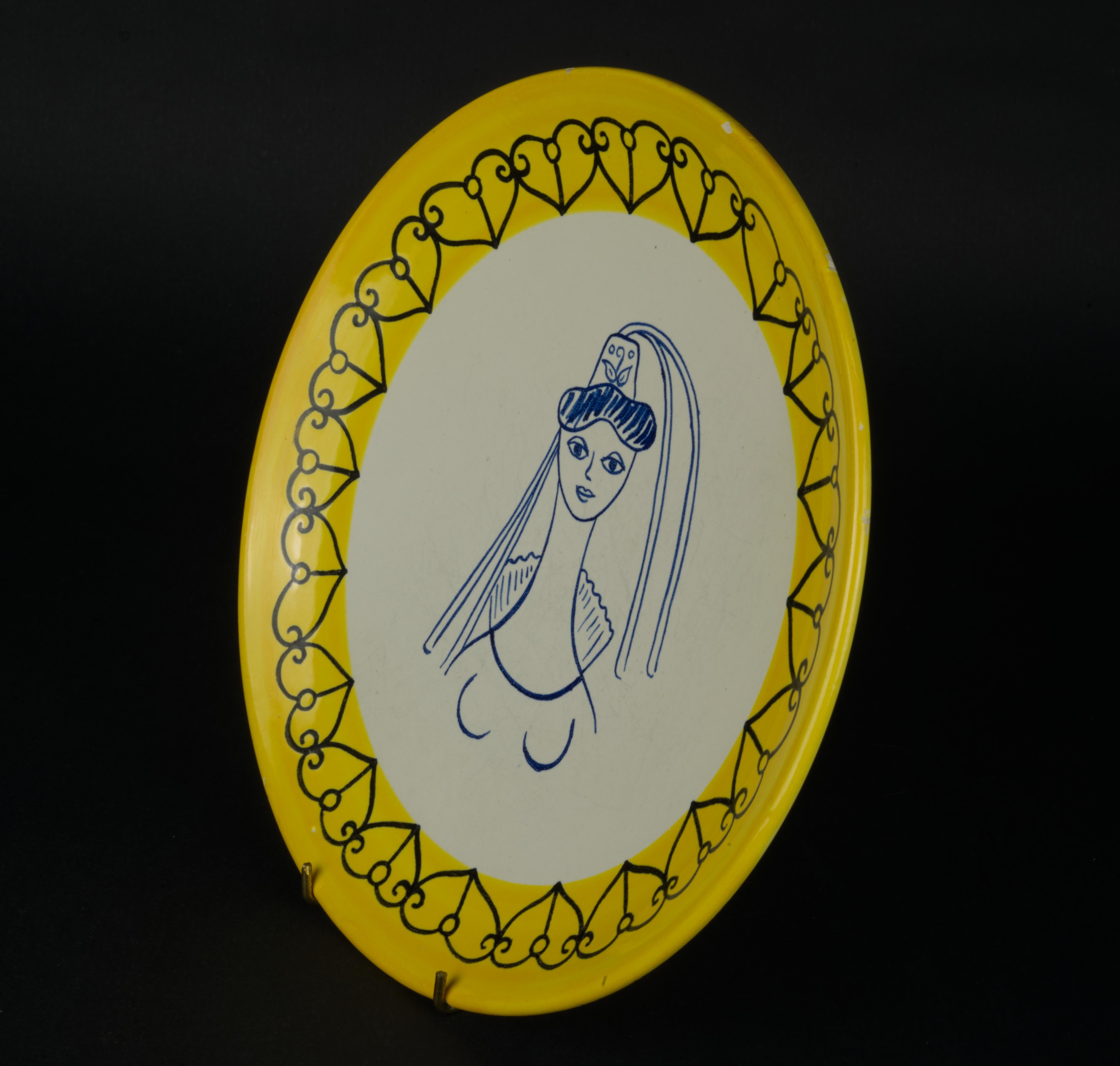 Raro plato de la serie de sombreros de loza de Henriot Quimper de Claude Sanson, años 50 Mayólica en venta