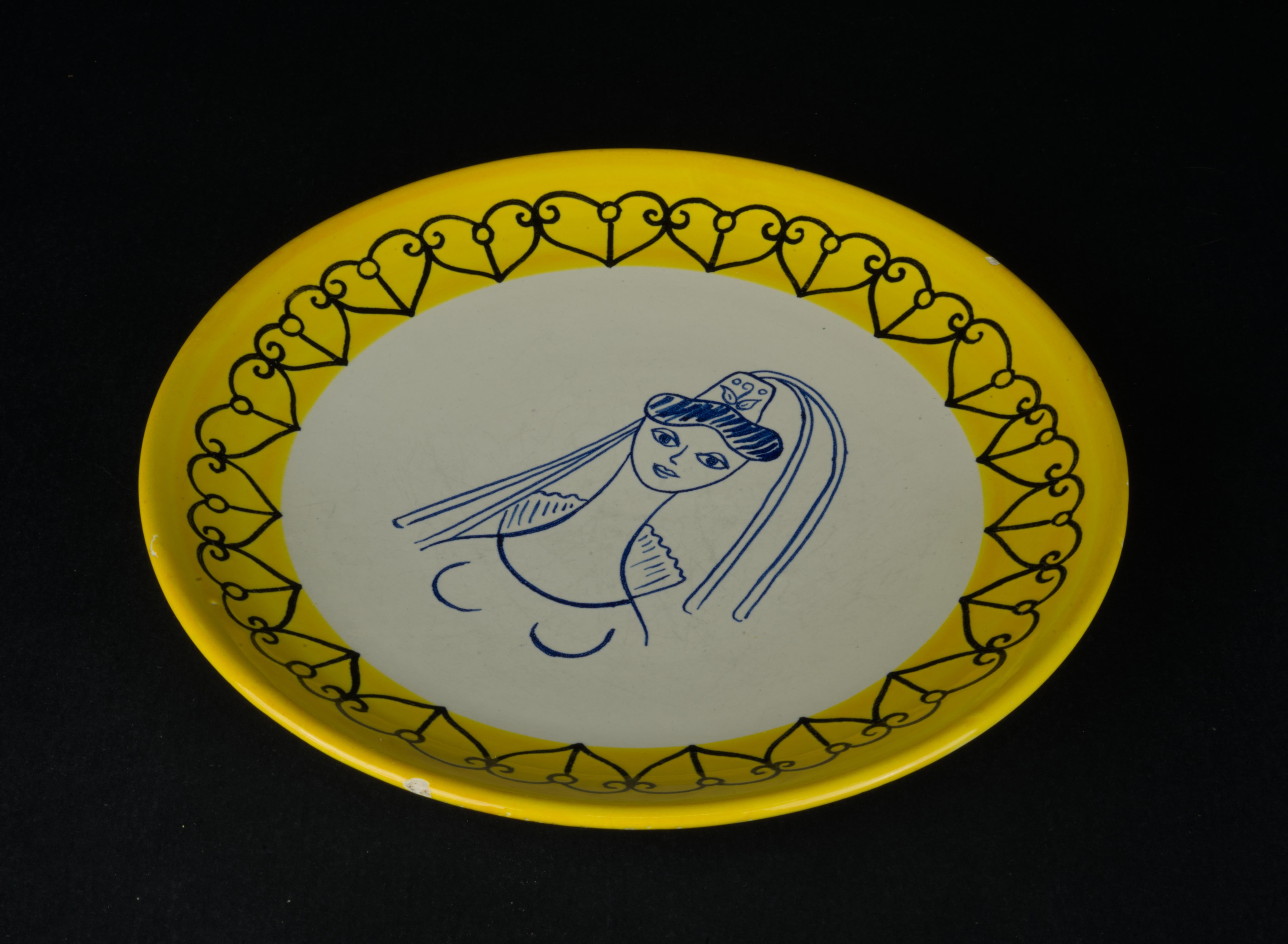 Raro plato de la serie de sombreros de loza de Henriot Quimper de Claude Sanson, años 50 en venta 1
