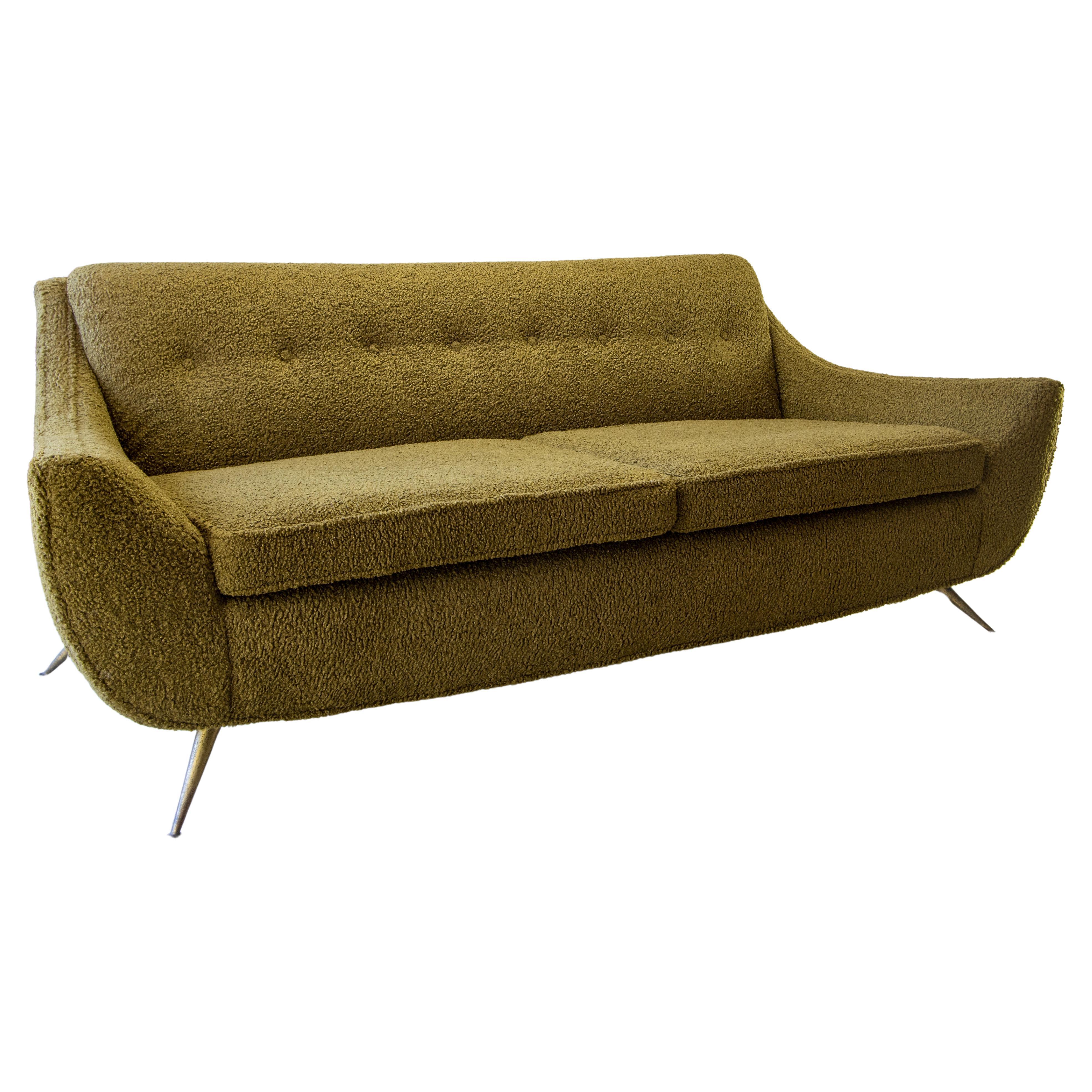 Seltenes Henry P. Glass Sofa in Grün Boucle und Messingbeine Mitte des Jahrhunderts modern  im Angebot