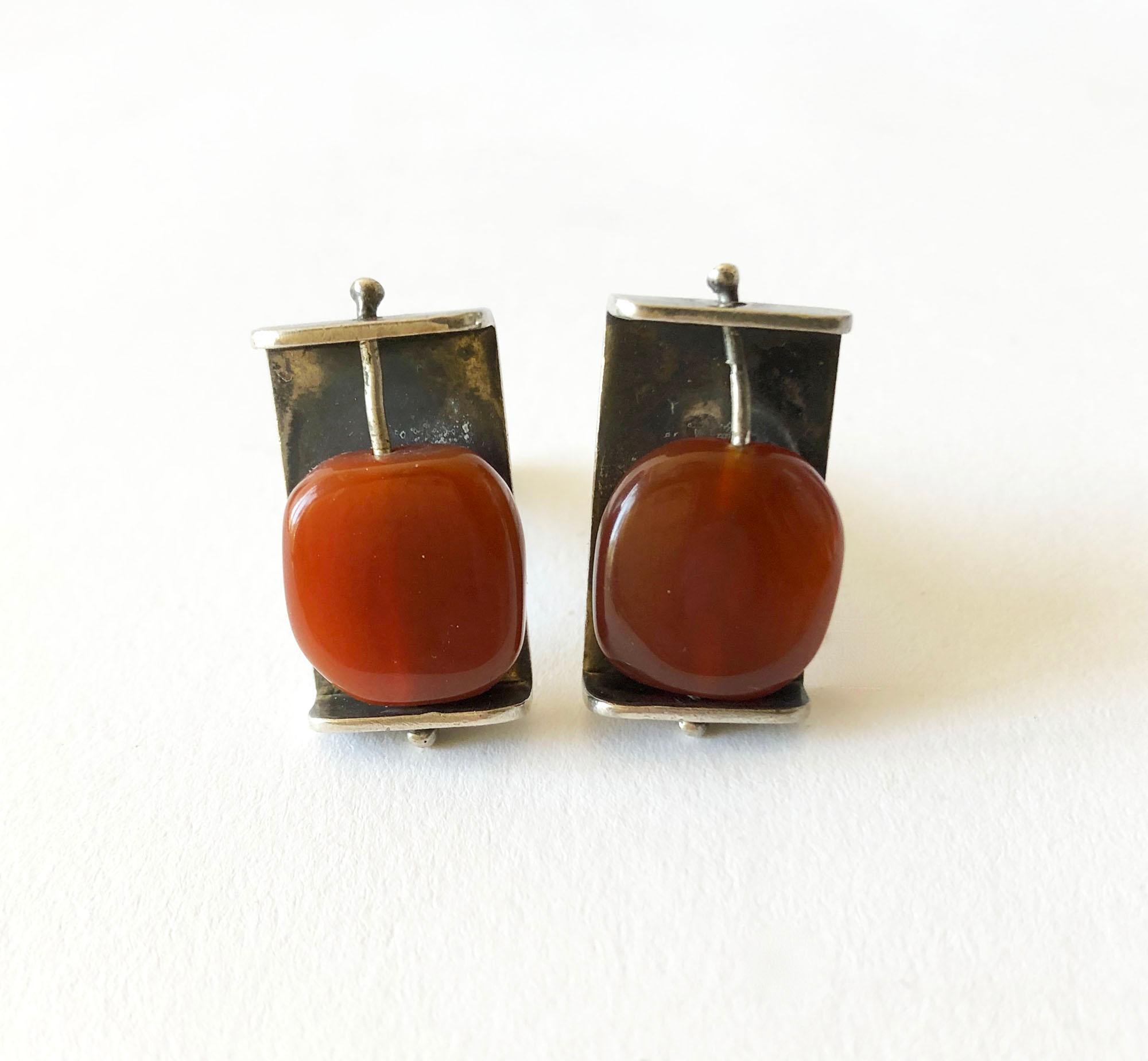Rare, sterling silver cufflinks featuring natural carnelian flat beads on wire created by Henry Steig of New York City, circa 1950's. Cufflinks measure 7/8