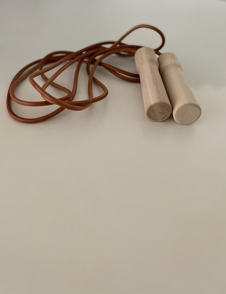 In its own fabric pouch, rare jump rope Hermès Paris made in France year 2013 - Chic Sport. In natural calf leather, wooden handles.
Made in France
Chic Le Sport ! A sporting Life 
Hermès 2013 
 
Dimensions : Hauteur 13,5 cm, diamètre 3,2 cm.