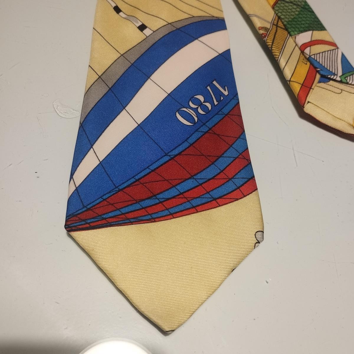 From a private collection
Rare, chic and funny Hermès tie
Air Balloons theme
100% Silk
Made in France
Multicolored print on cream base
Great conditions
Fast shipping from Italy included in the price !
